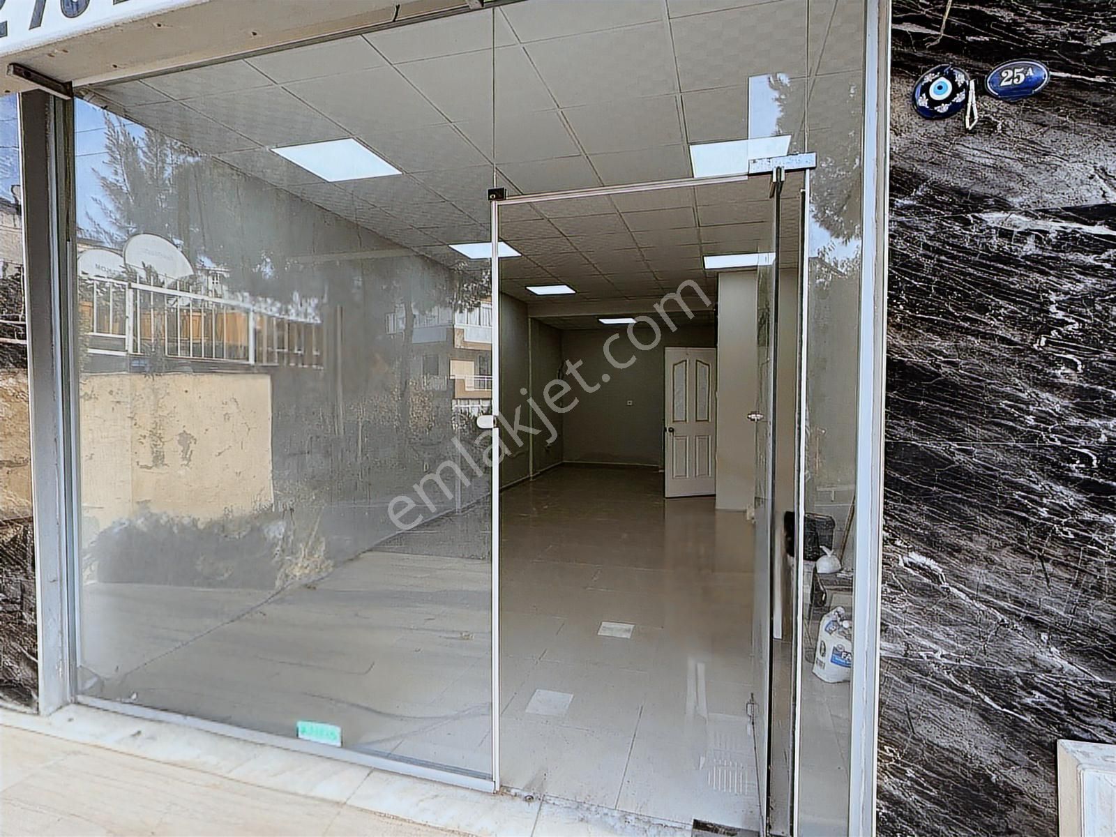 İzmir Narlıderede 45 M2 + 20 M2 Ön Kullanımlı Kiralık Dükkan
