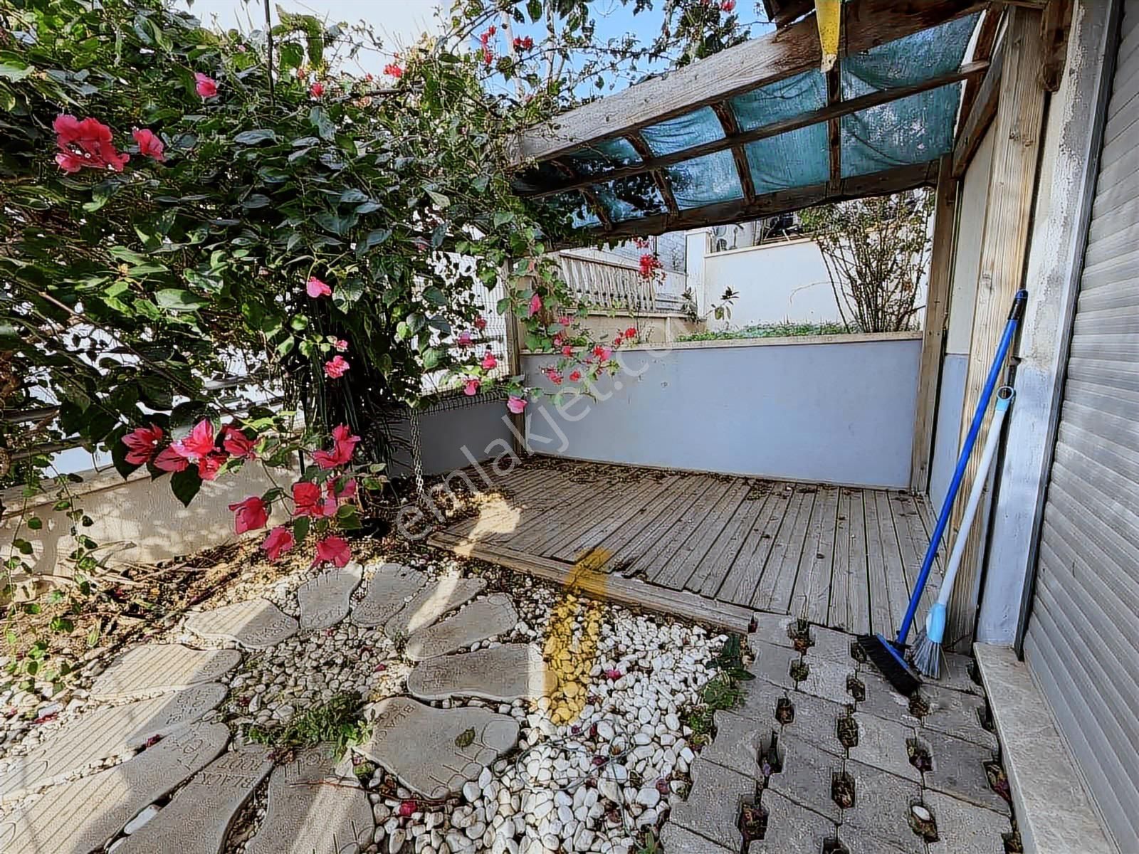 Mustafa Kemal Paşa Mah'de Kendine Ait Bahçeli 1+1 Daire