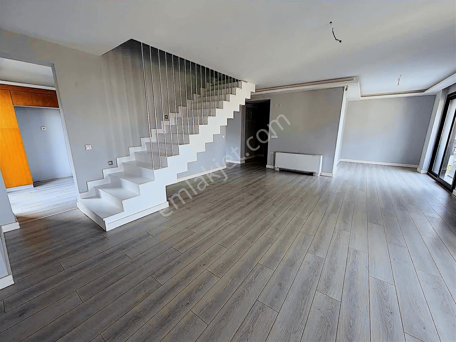 Narlıdere Limanreis'te Deniz Manzaralı 3+1 Dubleks Daire