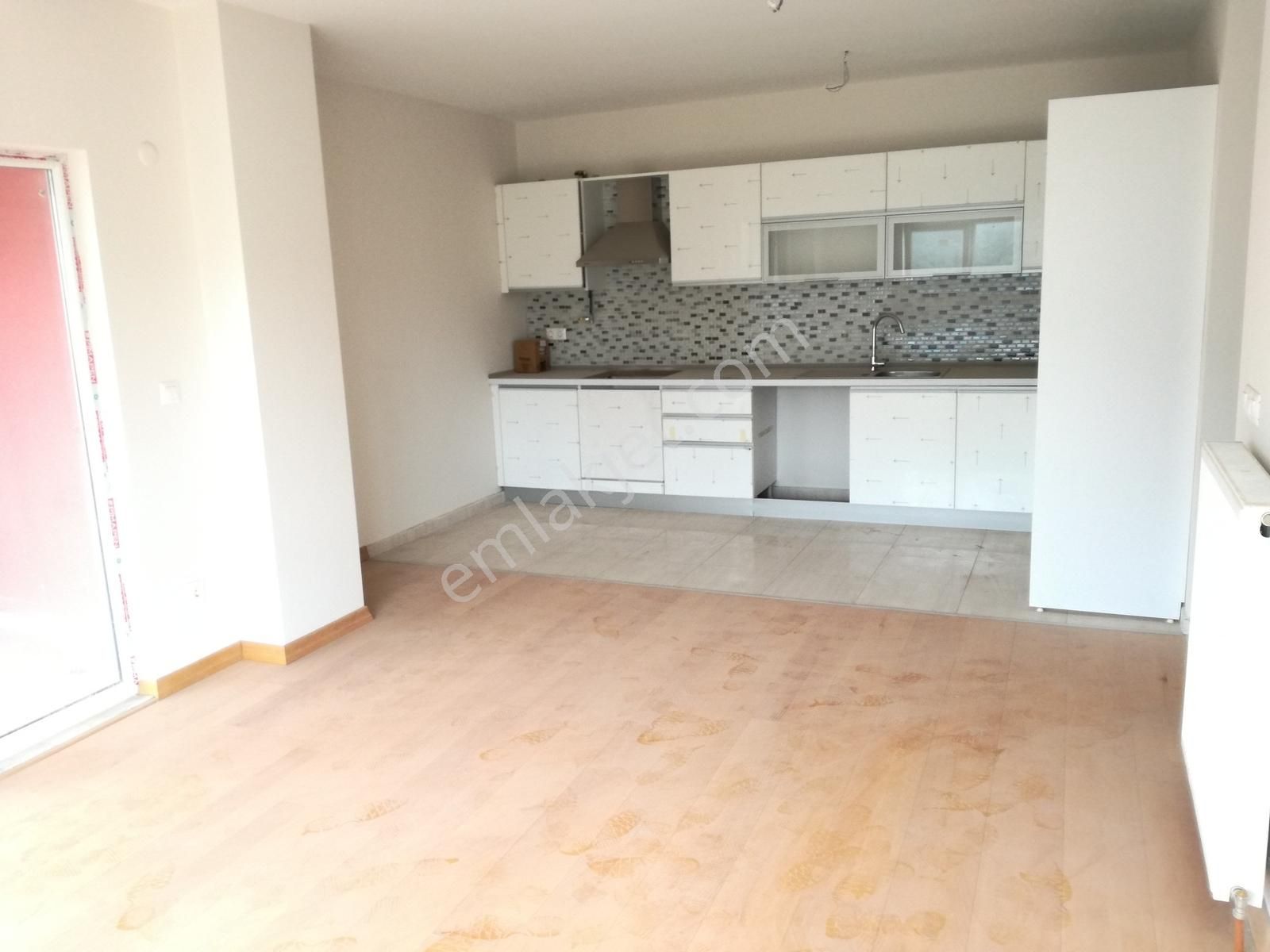 Maltepe Zümrütevlerde Full Ada Sitesi İçerisinde 2+1 80m2 Net