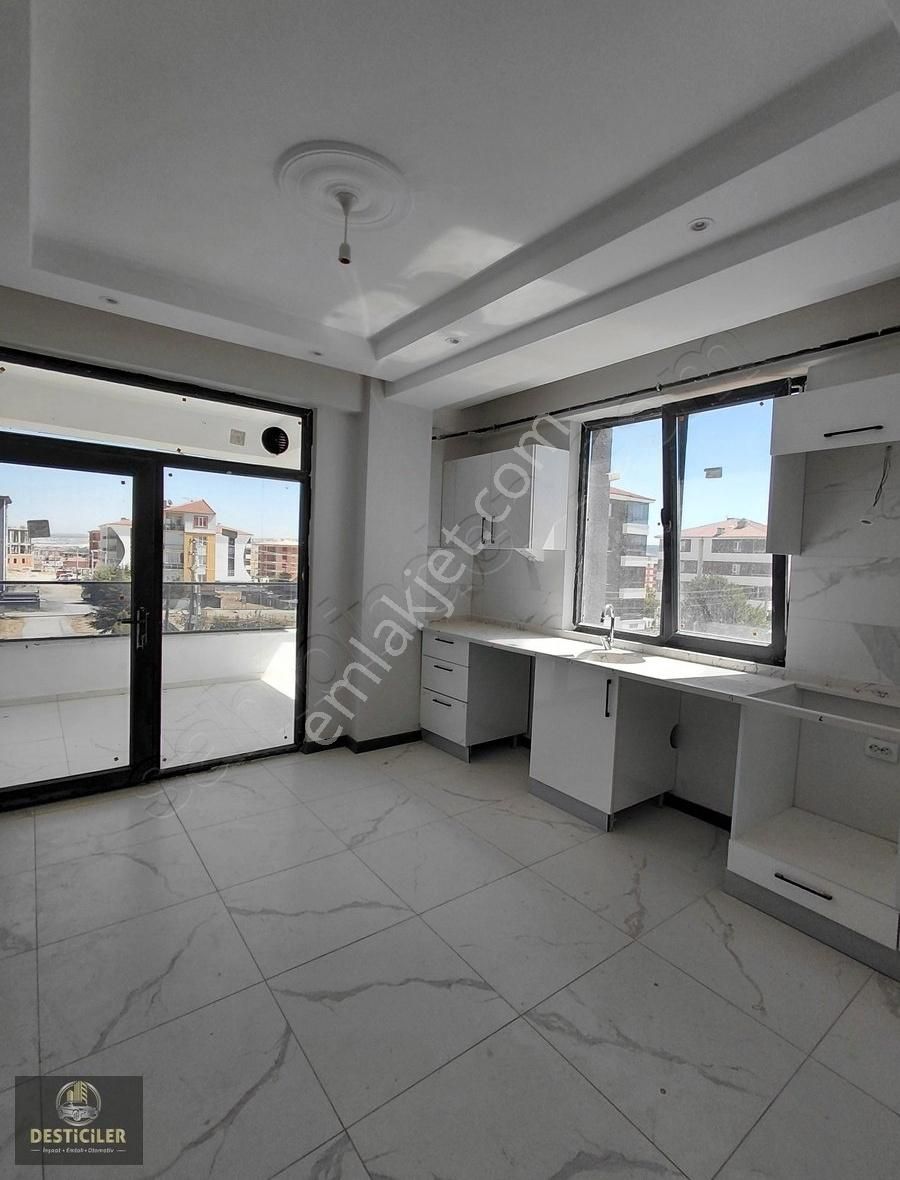 Lt-desticilerden Albayrak Bulvarı Yakını Çift Balkonlu 2+1