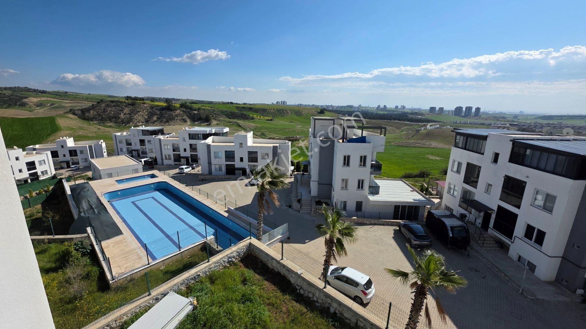 Berrin Nadir'den Az Katlı Yatay Mimari Havuzlu Güvenlikli Site İçi Teras 2+1 - Görsel 6