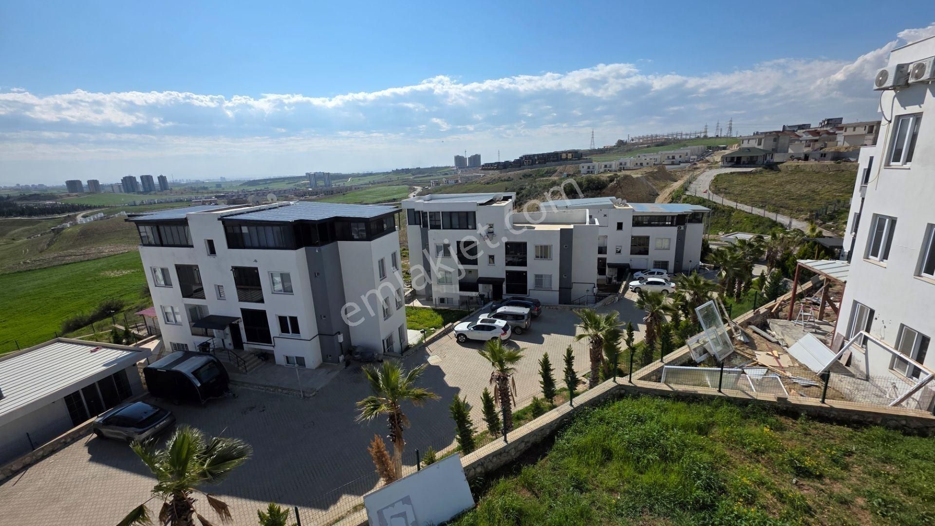 Berrin Nadir'den Az Katlı Yatay Mimari Havuzlu Güvenlikli Site İçi Teras 2+1 - Görsel 8