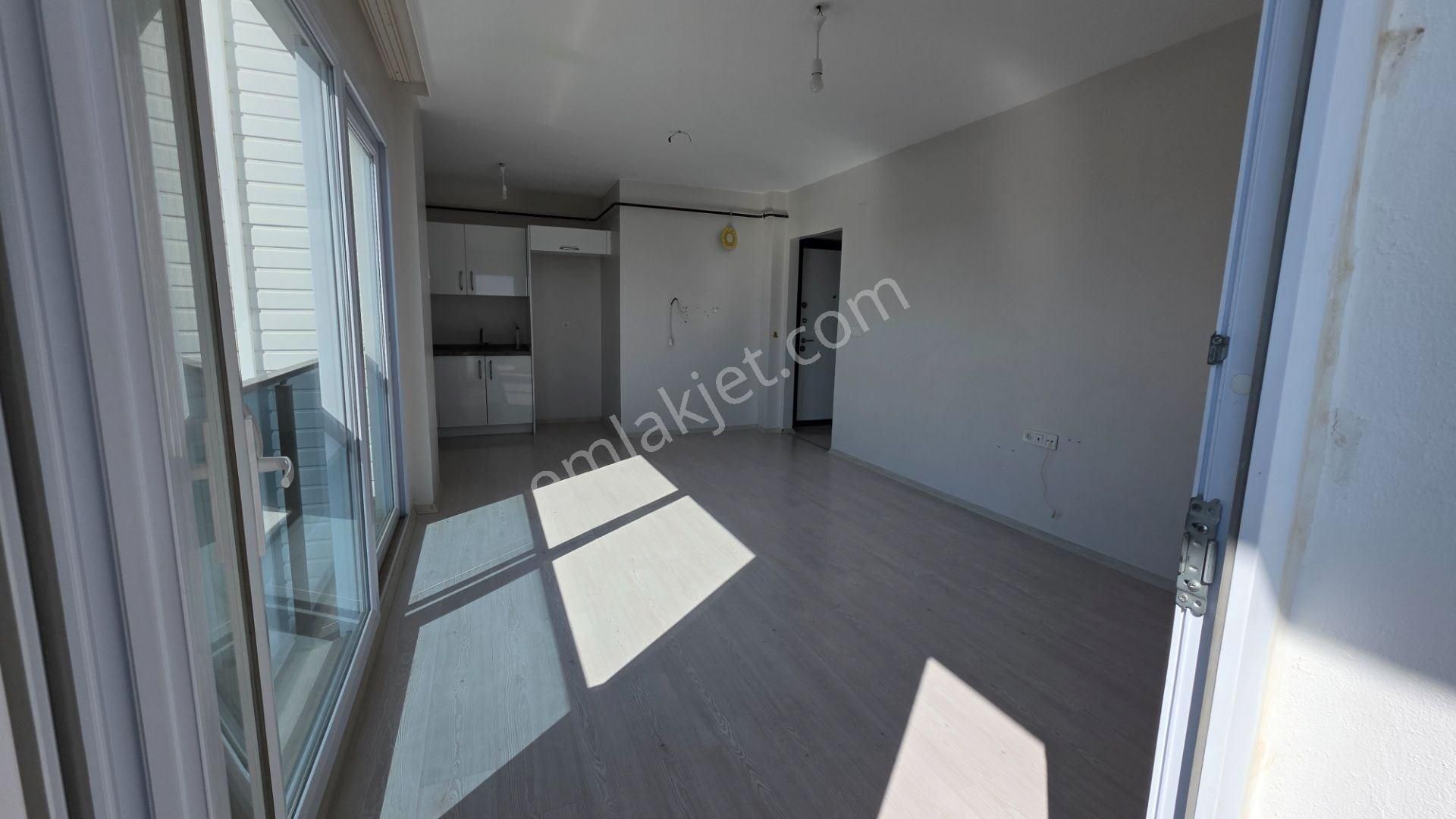 Berrin Nadir'den Az Katlı Yatay Mimari Havuzlu Güvenlikli Site İçi Teras 2+1 - Görsel 13