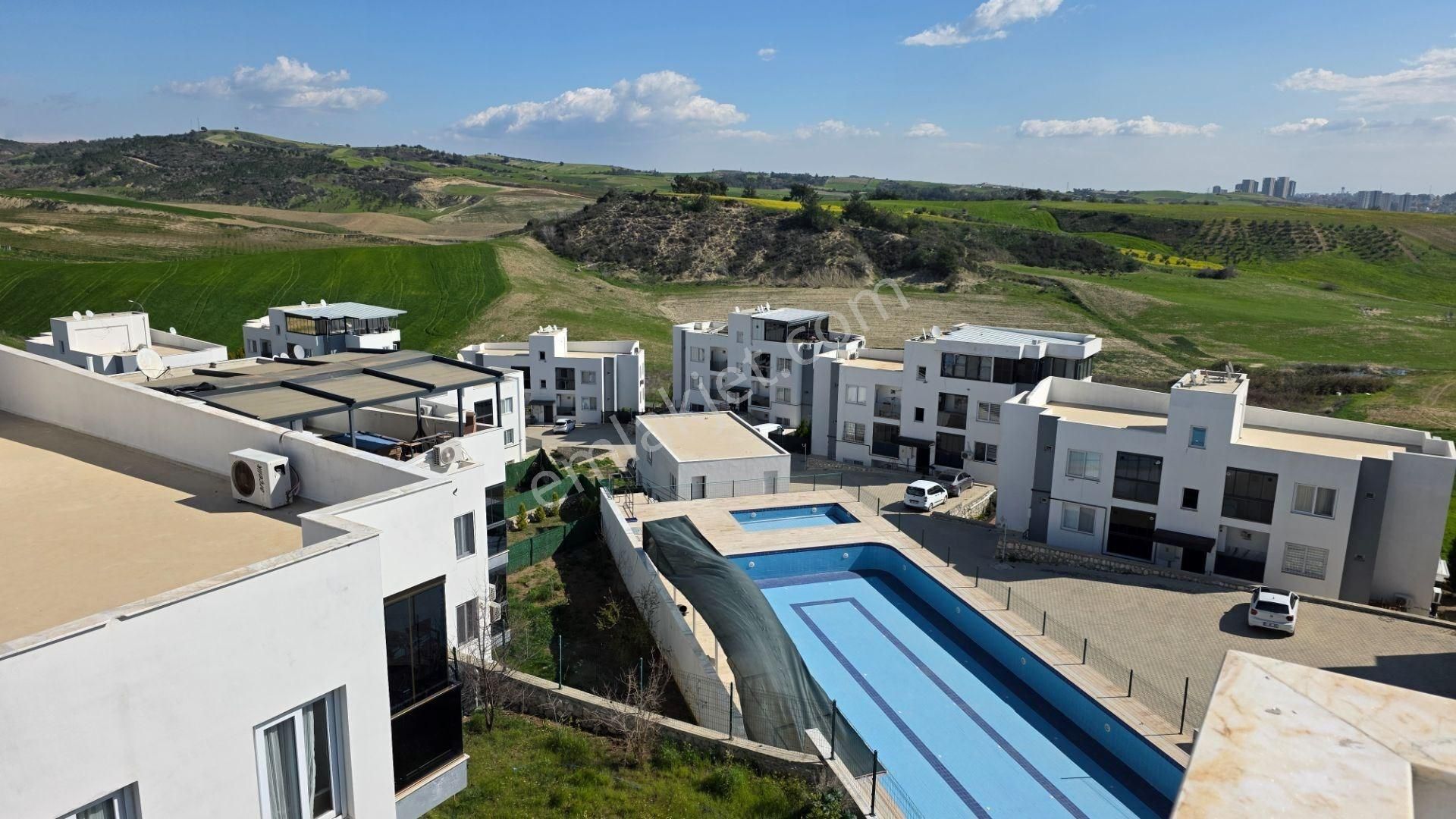 Berrin Nadir'den Az Katlı Yatay Mimari Havuzlu Güvenlikli Site İçi Teras 2+1