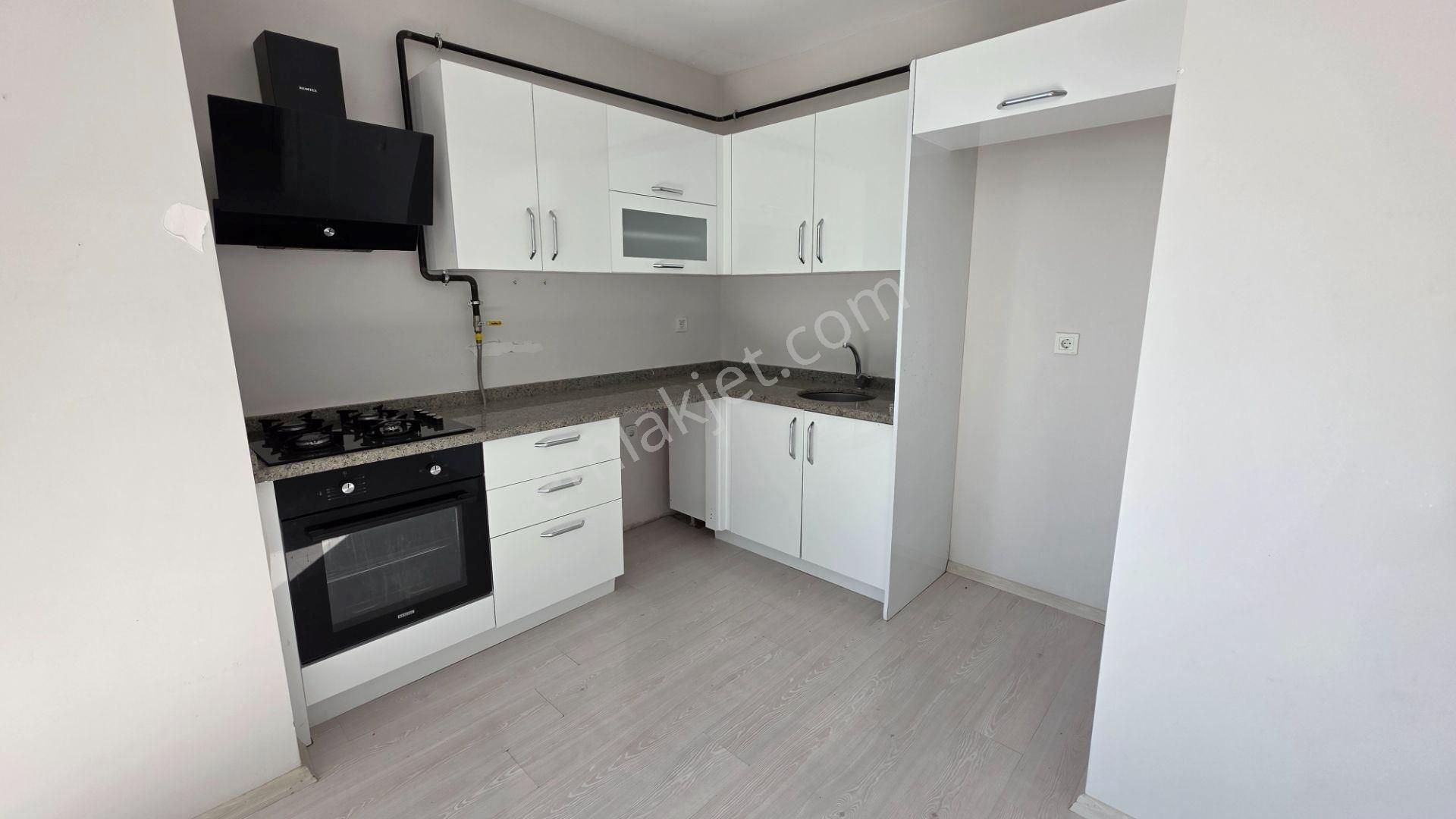 Berrin Nadir'den Az Katlı Yatay Mimari Havuzlu Güvenlikli Site İçi Teras 2+1 - Görsel 3