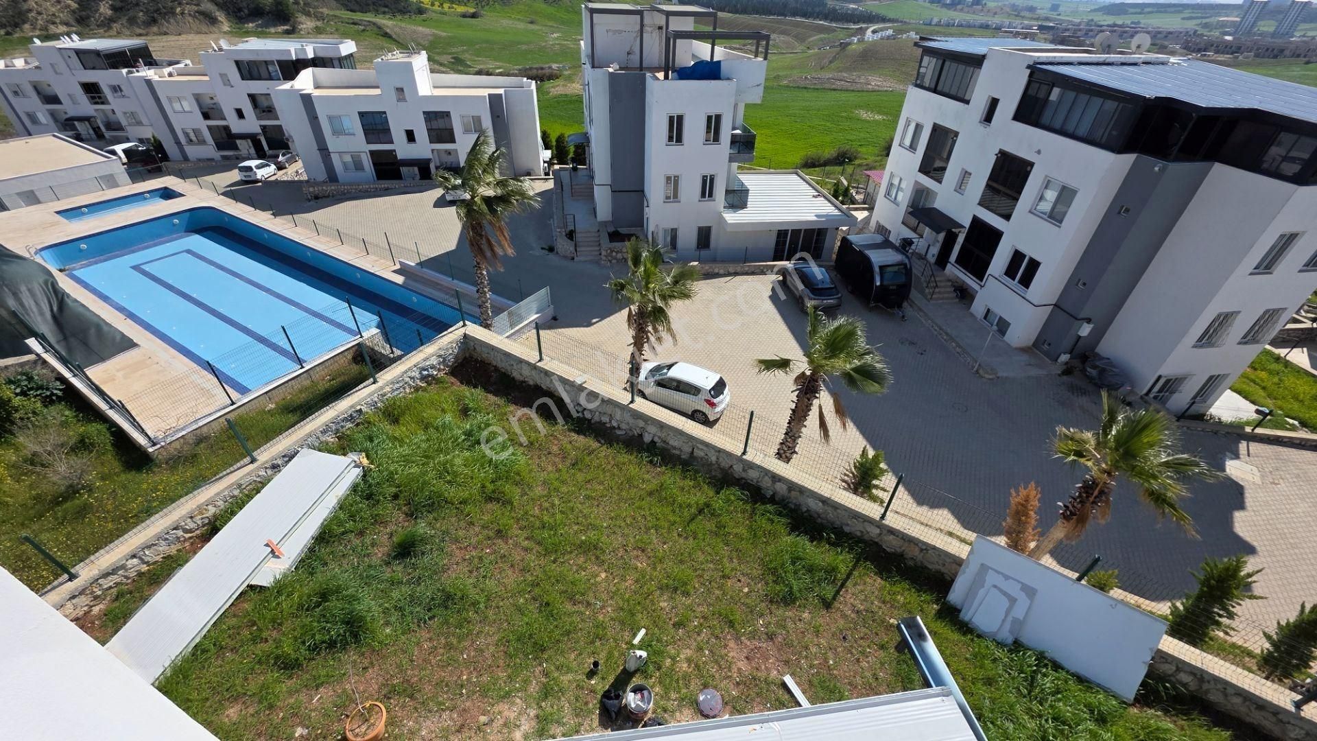 Berrin Nadir'den Az Katlı Yatay Mimari Havuzlu Güvenlikli Site İçi Teras 2+1 - Görsel 12