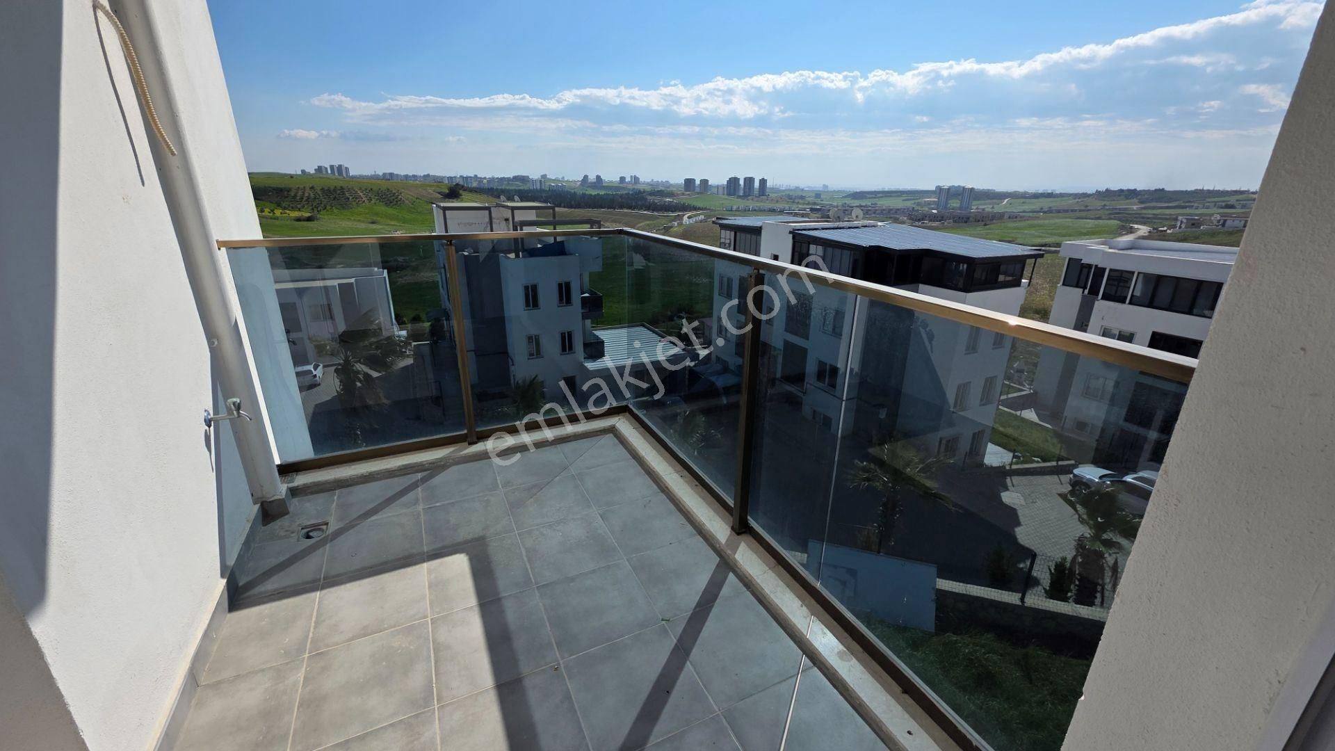 Berrin Nadir'den Az Katlı Yatay Mimari Havuzlu Güvenlikli Site İçi Teras 2+1 - Görsel 5