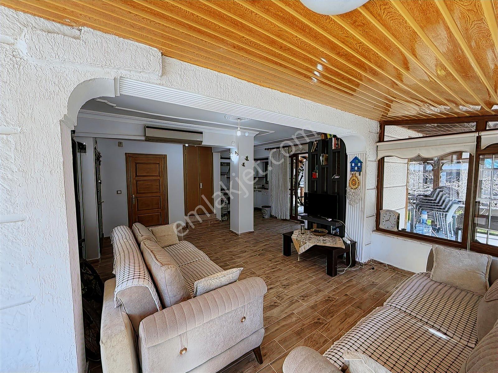 Dikili Çandarlı'da Denize 100 M Mesafede Kiralık Triplex Villa - Görsel 3