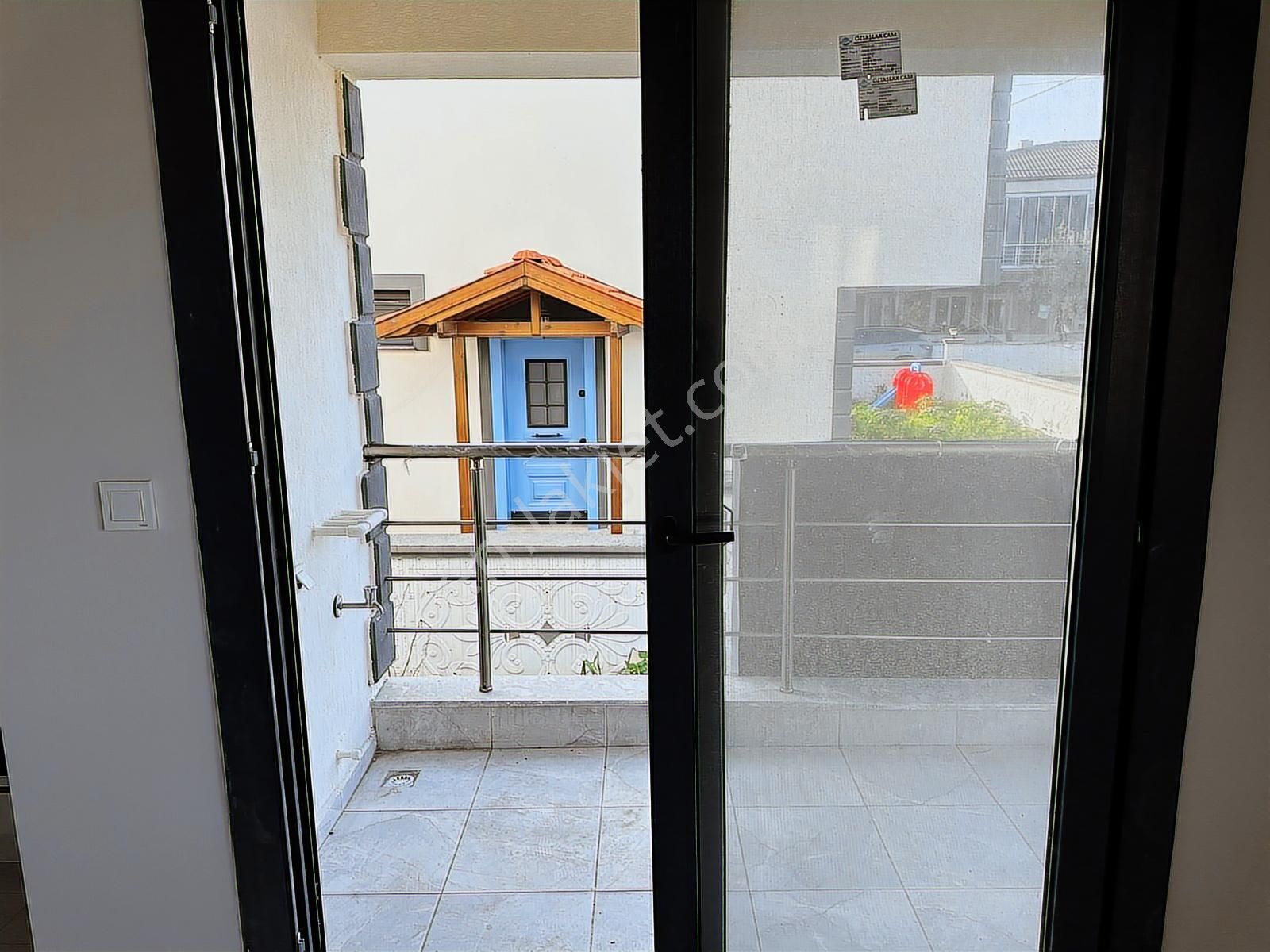 Foça Hacıveli Mah. Kiralık 1+1 Bahçe Katı Daire - Görsel 2