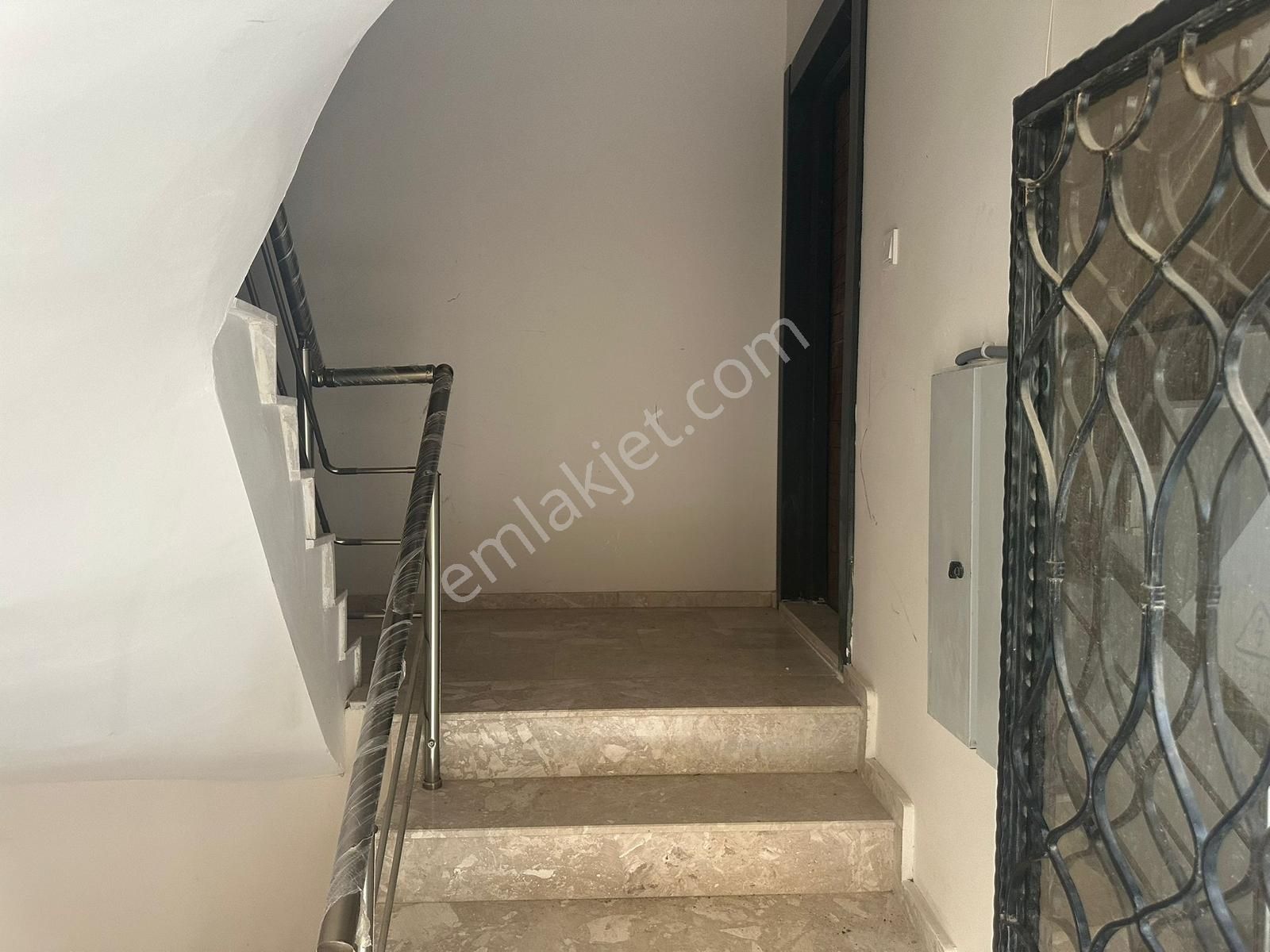 Foça Hacıveli Mah. Kiralık 1+1 Bahçe Katı Daire - Görsel 8