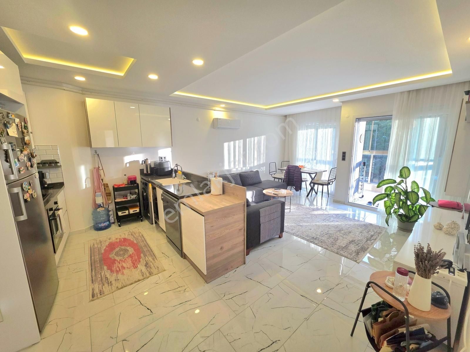 Kuşadasında Kat Mülkiyetli Çift Banyolu Eşyalı Yeni Daire - Görsel 3