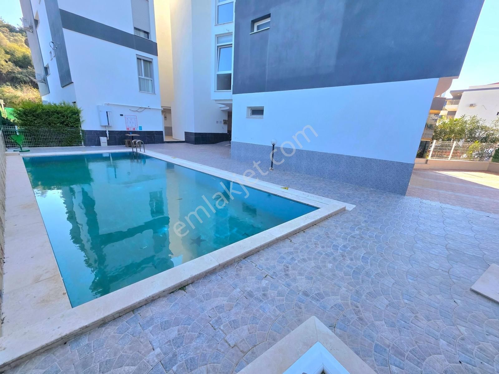 Kuşadasında Kat Mülkiyetli Çift Banyolu Eşyalı Yeni Daire - Görsel 2