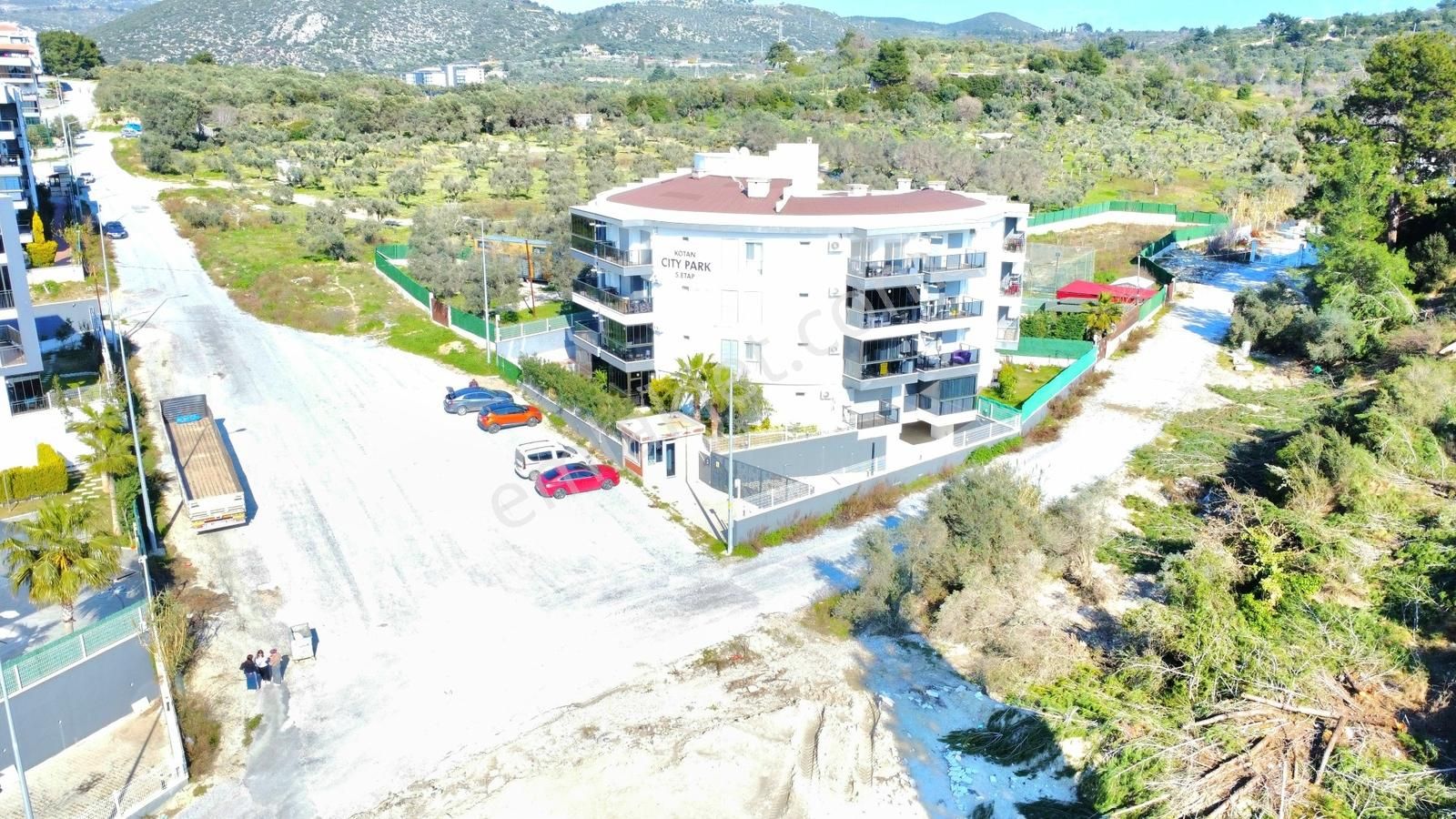 Kuşadasında Kat Mülkiyetli Çift Banyolu Eşyalı Yeni Daire - Görsel 34