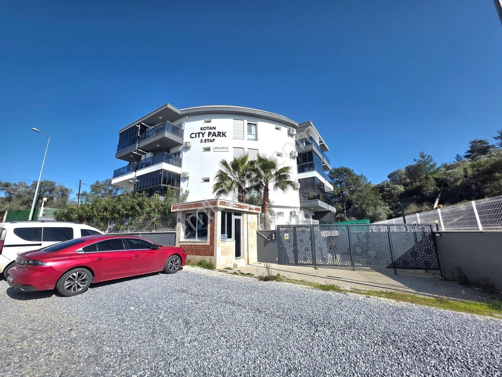 Kuşadasında Kat Mülkiyetli Çift Banyolu Eşyalı Yeni Daire - Görsel 31