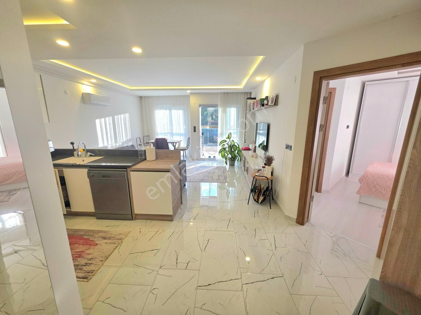 Kuşadasında Kat Mülkiyetli Çift Banyolu Eşyalı Yeni Daire - Görsel 24