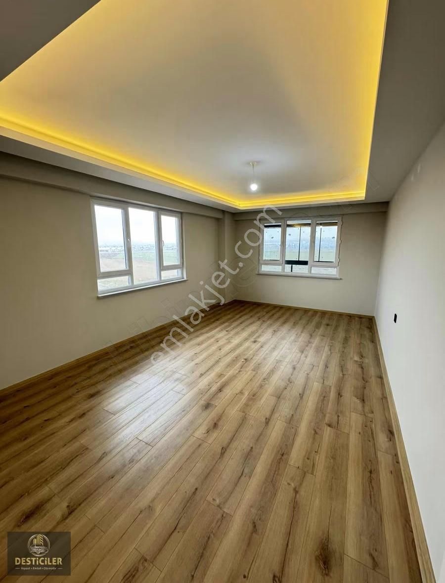 Ck- 71 Evler'de Yaşar Kemal Blv. Üzeri Özel Garajlı 3+1