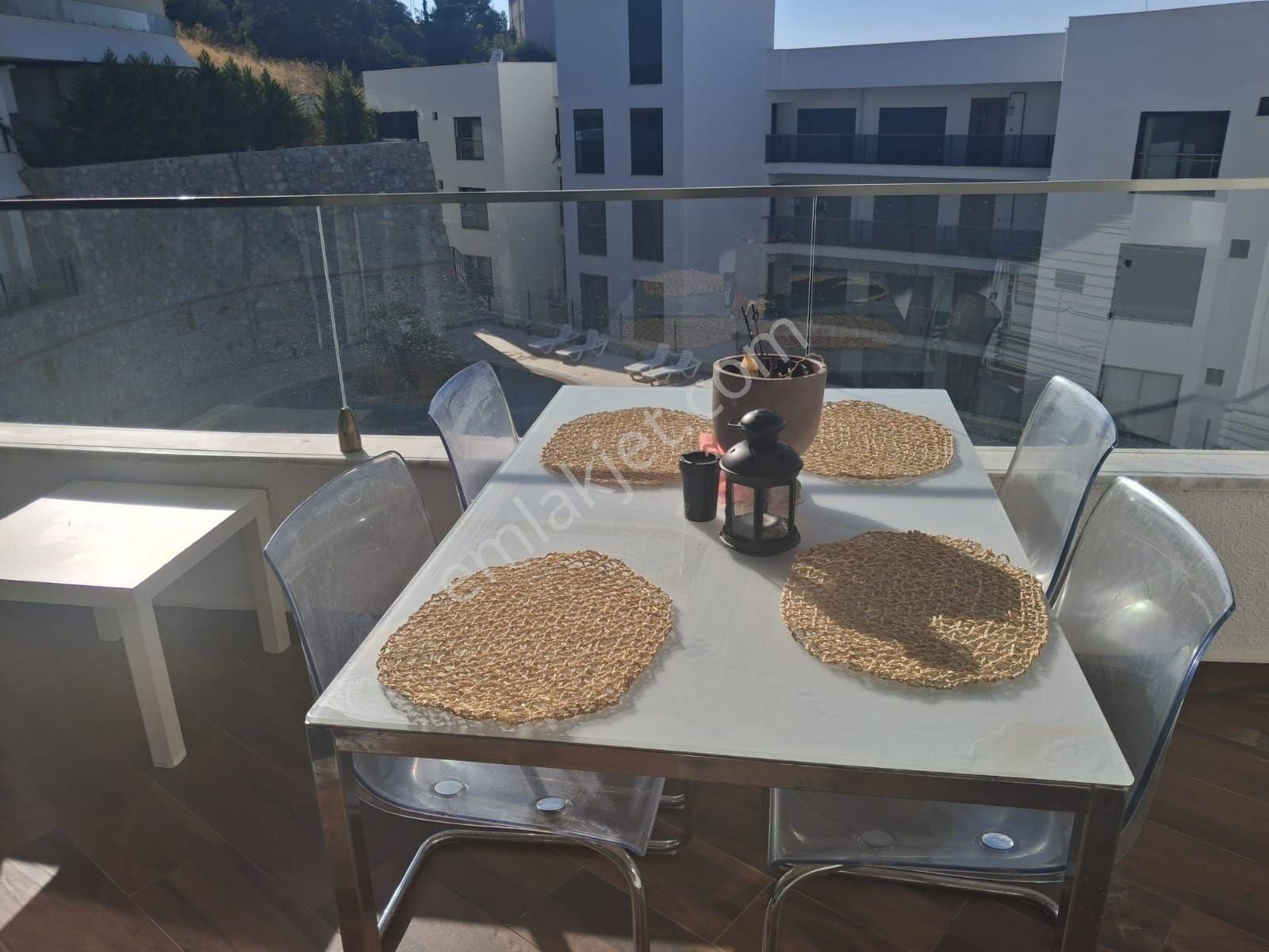 Kuşadasında Havuzlu Güvenlikli Sitede Doğalgazlı Eşyalı 3+1