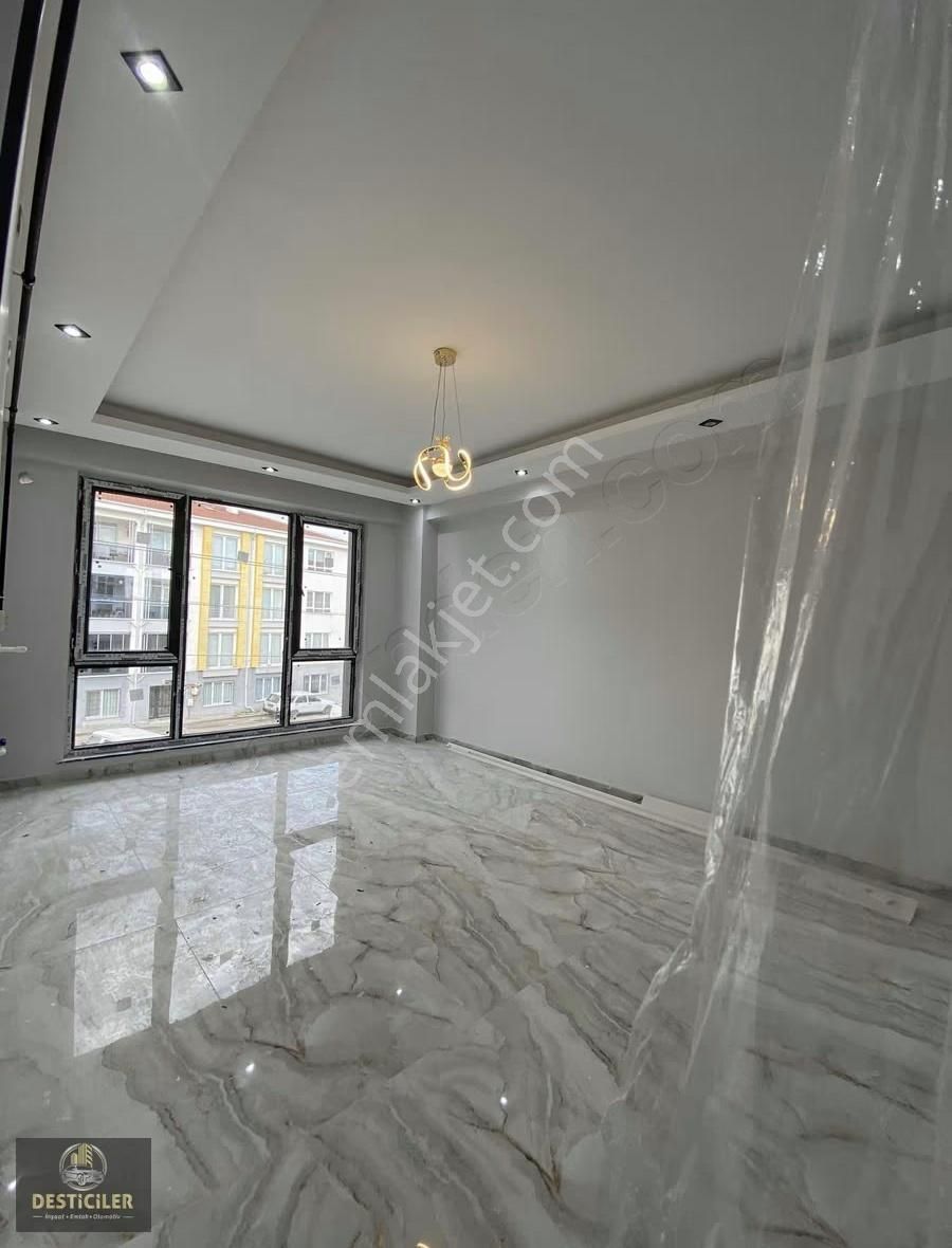 Eı-çamlıca Tombakzade Parkı Yakını Özel Garajlı 1+1 Geniş Daire