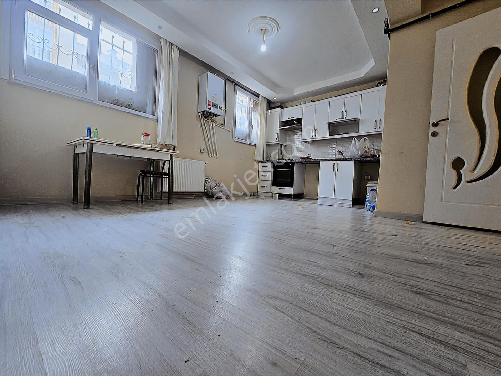 Kiralık 2+1 Camları Yüksek Merkezi Yerde Ulaşımı Rahat Daire