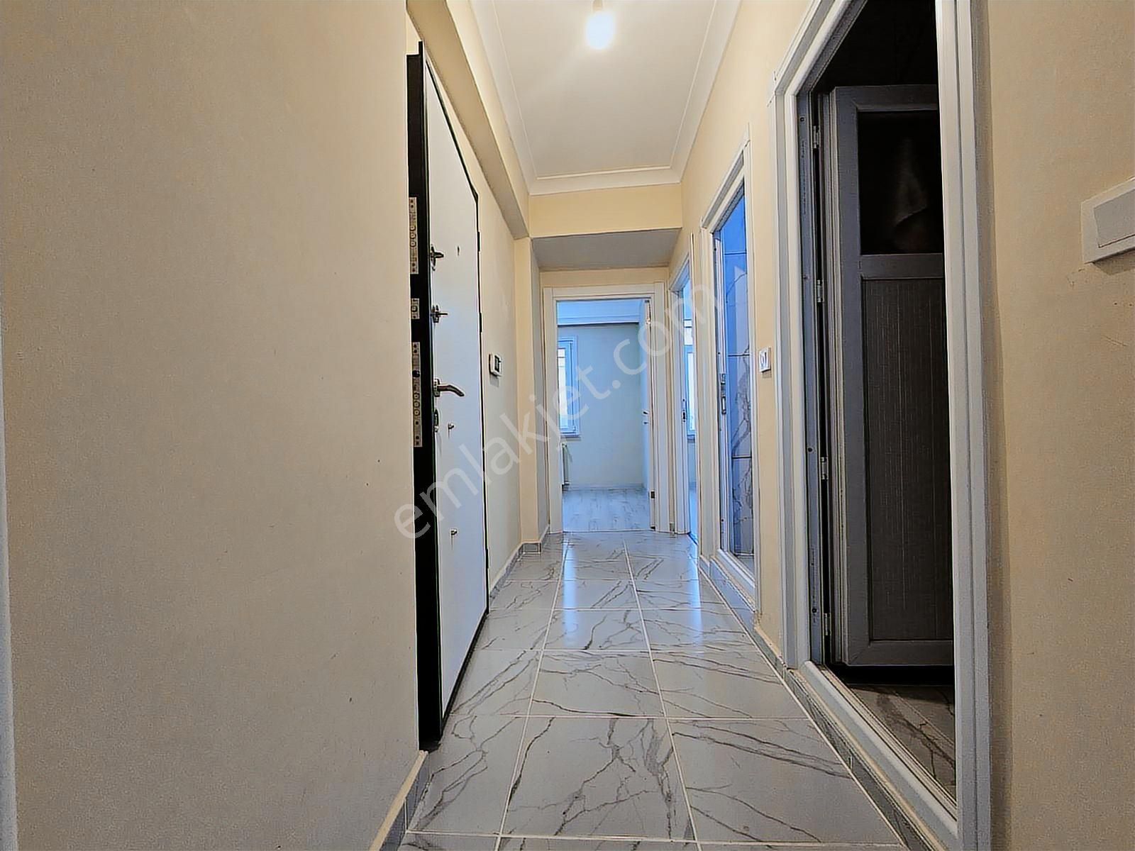 Kiralık 2+1 Camları Yüksek Merkezi Yerde Ulaşımı Rahat Daire - Görsel 3