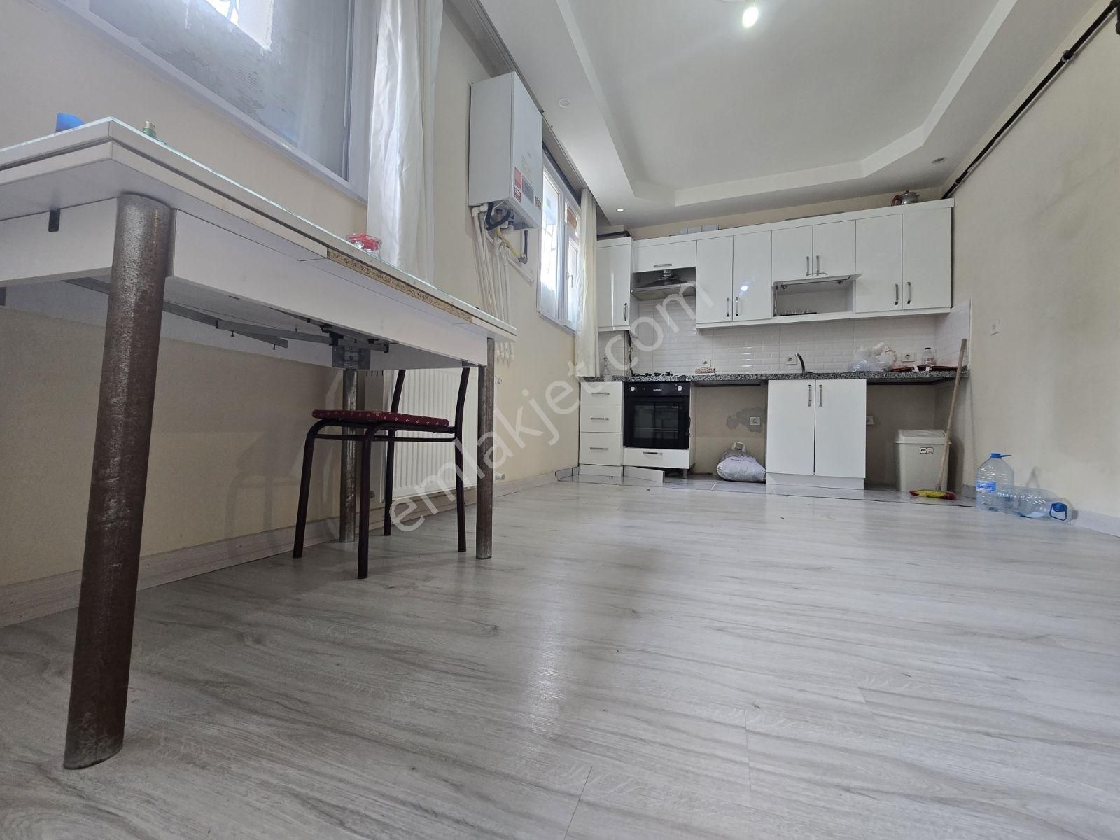 Kiralık 2+1 Camları Yüksek Merkezi Yerde Ulaşımı Rahat Daire - Görsel 15