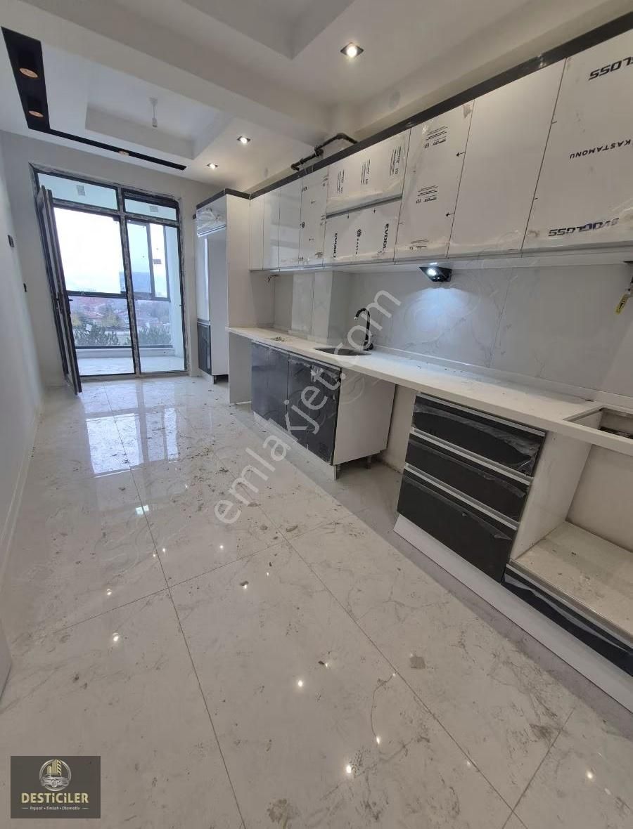 Hg-179 Çamlıca Mah. Önü Açık Birlik Cd. 3+1 Daireler