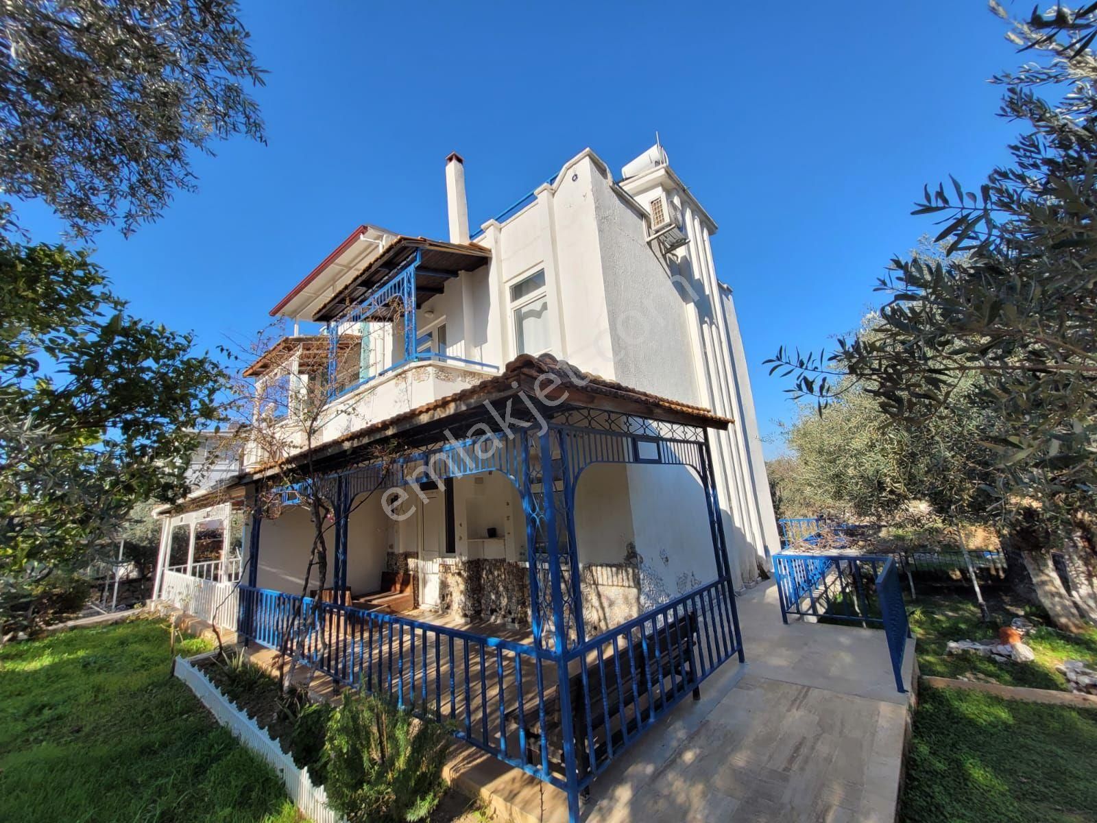 Akbükte 250 Metrekare Arsa İçinde Eşyalı Bahçeli Yazlık