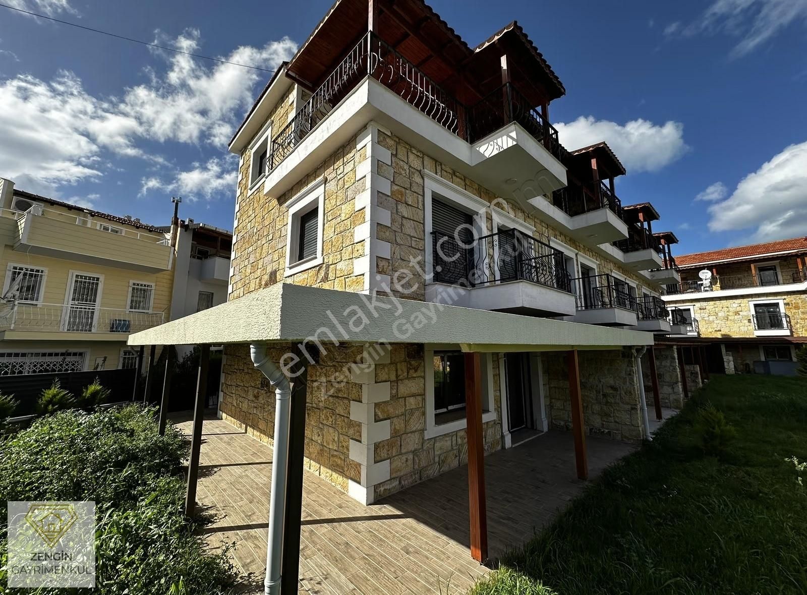 Foça'da Taşınmaya Hazır Köşe Konumlu Satılık Tripleks Villa - Görsel 18