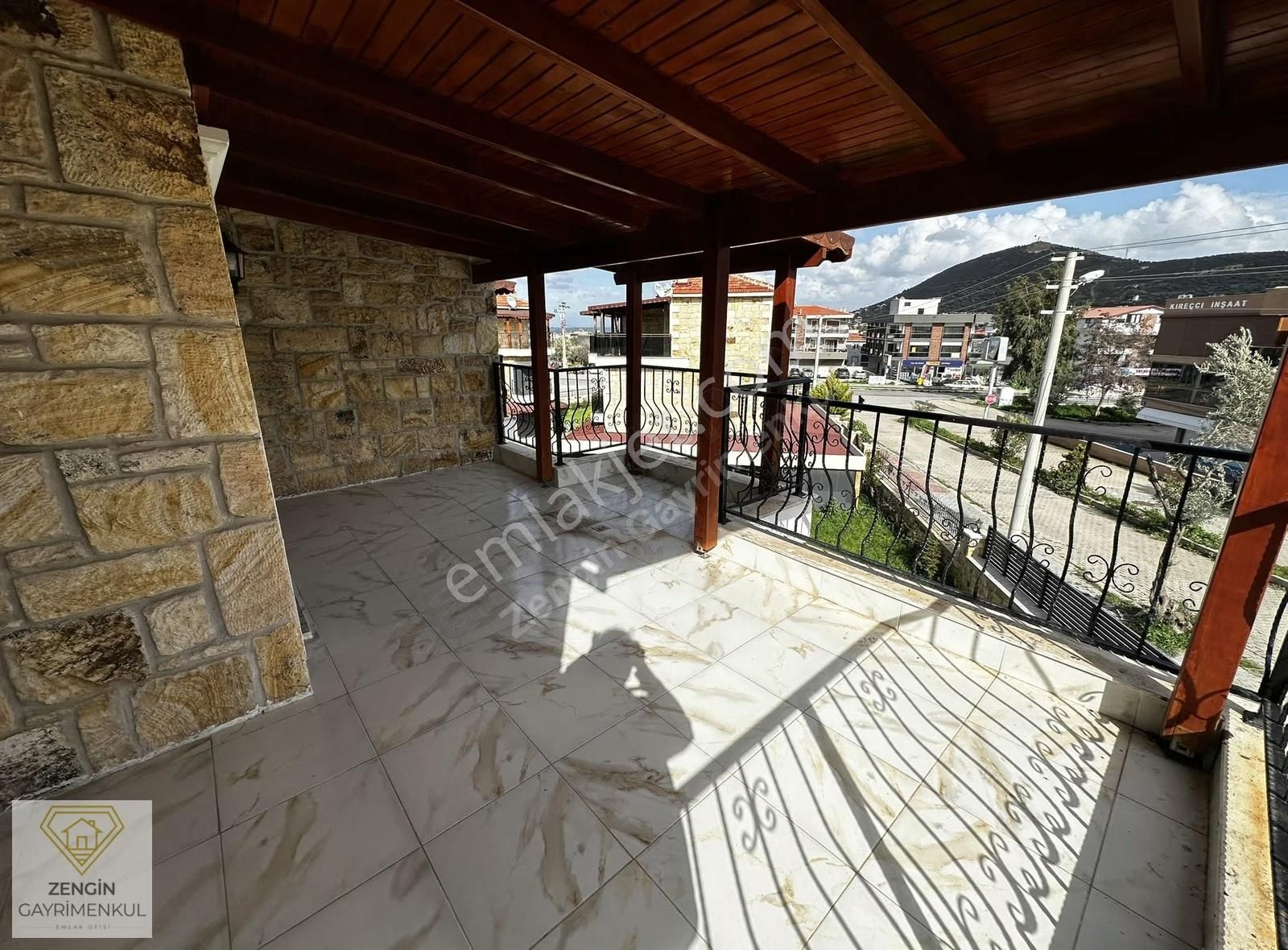 Foça'da Taşınmaya Hazır Köşe Konumlu Satılık Tripleks Villa - Görsel 3