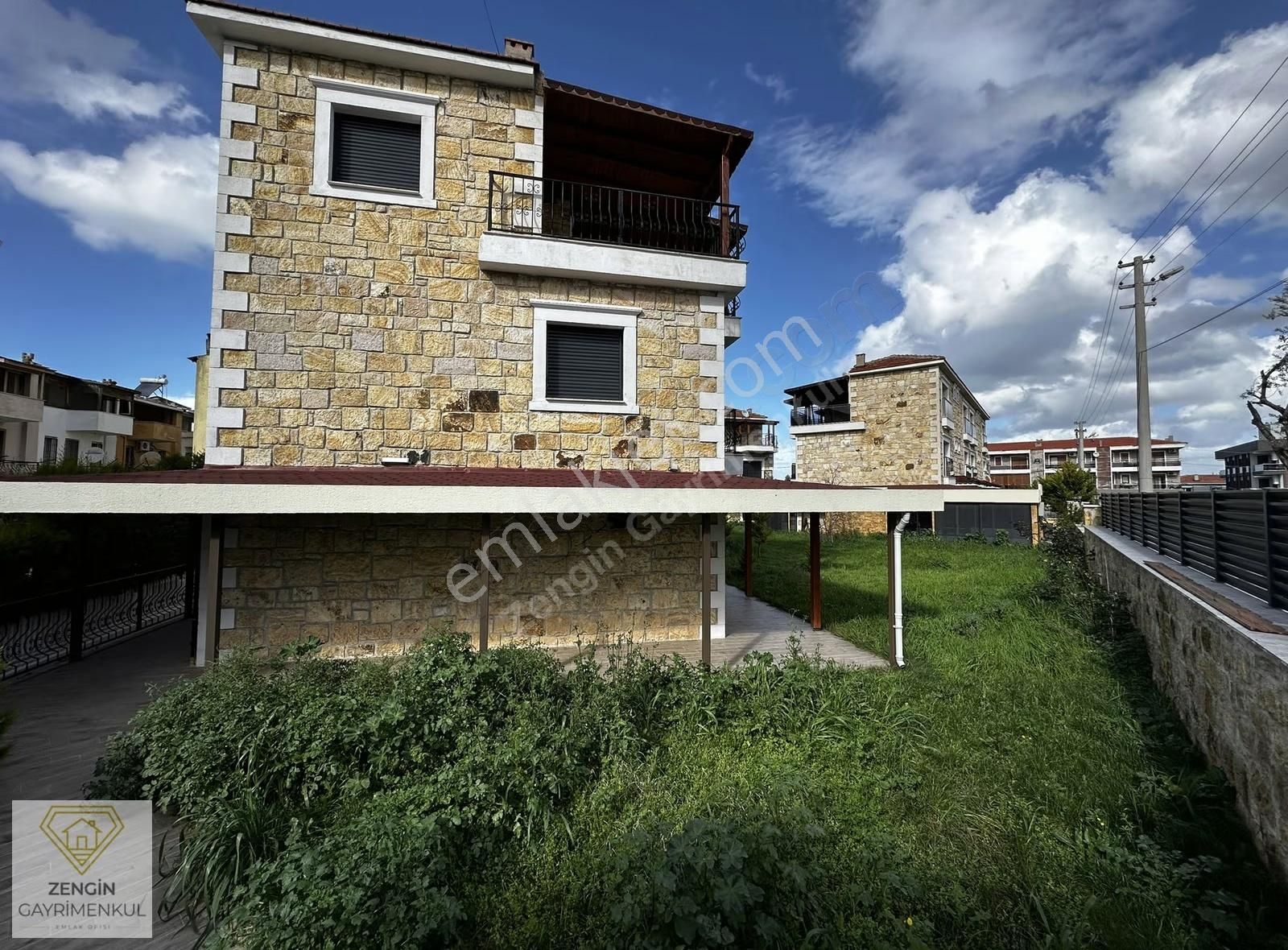 Foça'da Taşınmaya Hazır Köşe Konumlu Satılık Tripleks Villa - Görsel 32