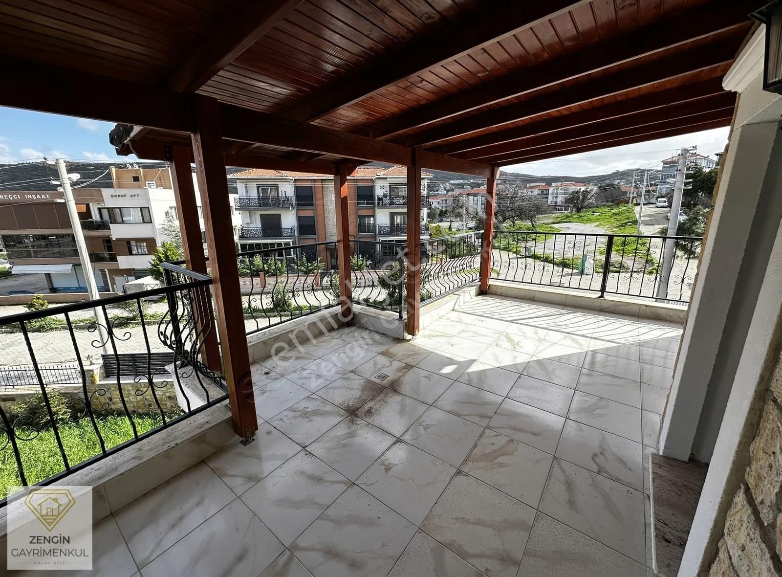 Foça'da Taşınmaya Hazır Köşe Konumlu Satılık Tripleks Villa - Görsel 16