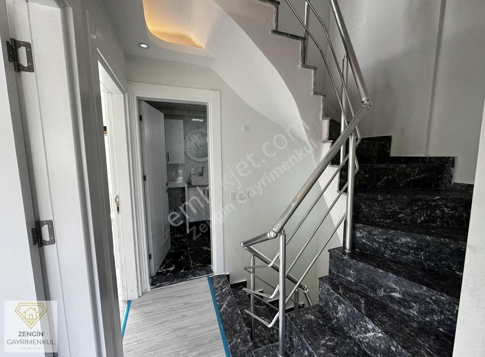 Foça'da Taşınmaya Hazır Köşe Konumlu Satılık Tripleks Villa - Görsel 24