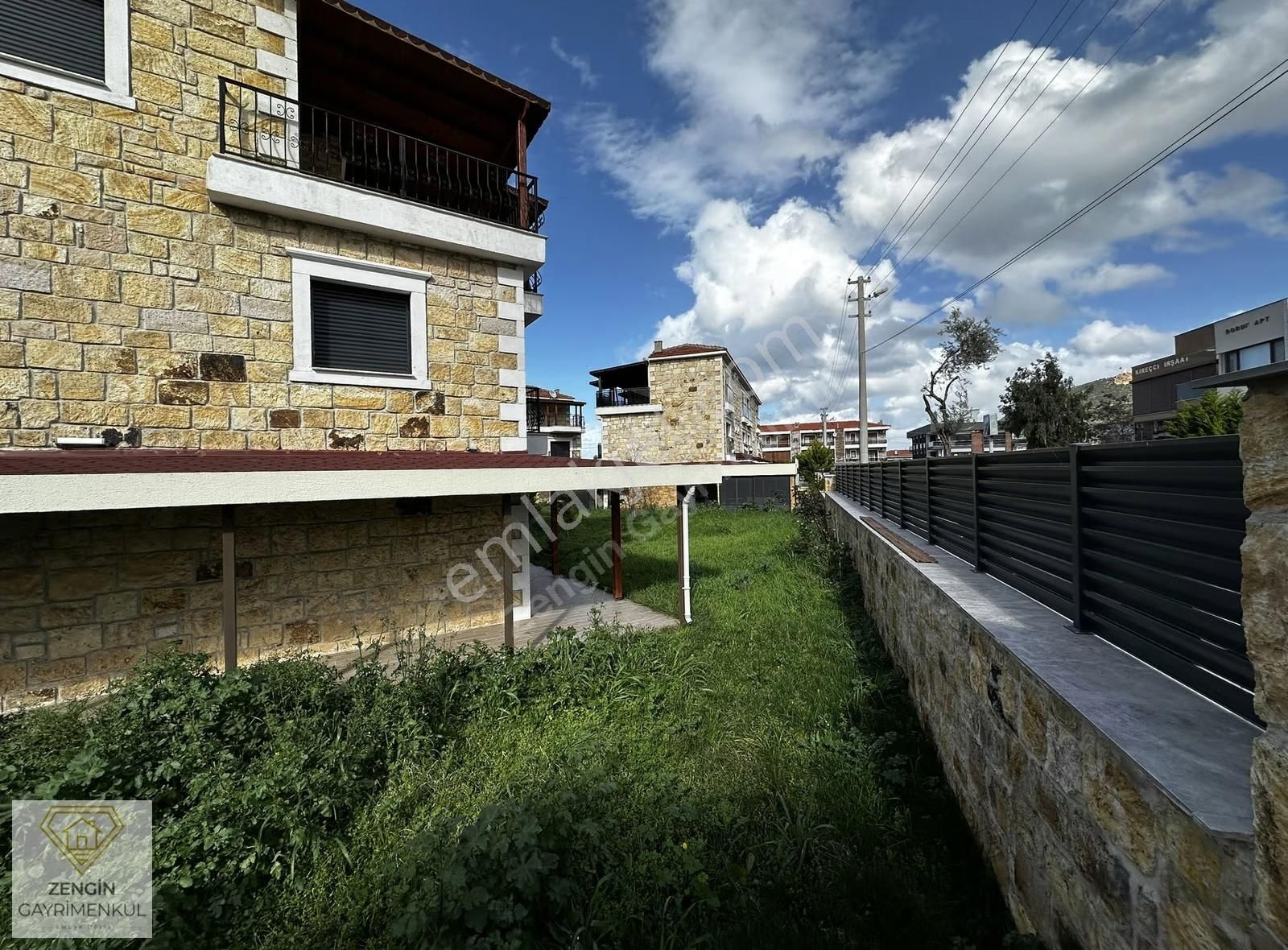 Foça'da Taşınmaya Hazır Köşe Konumlu Satılık Tripleks Villa - Görsel 25