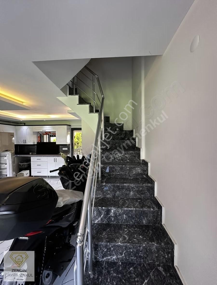 Foça'da Taşınmaya Hazır Köşe Konumlu Satılık Tripleks Villa - Görsel 35