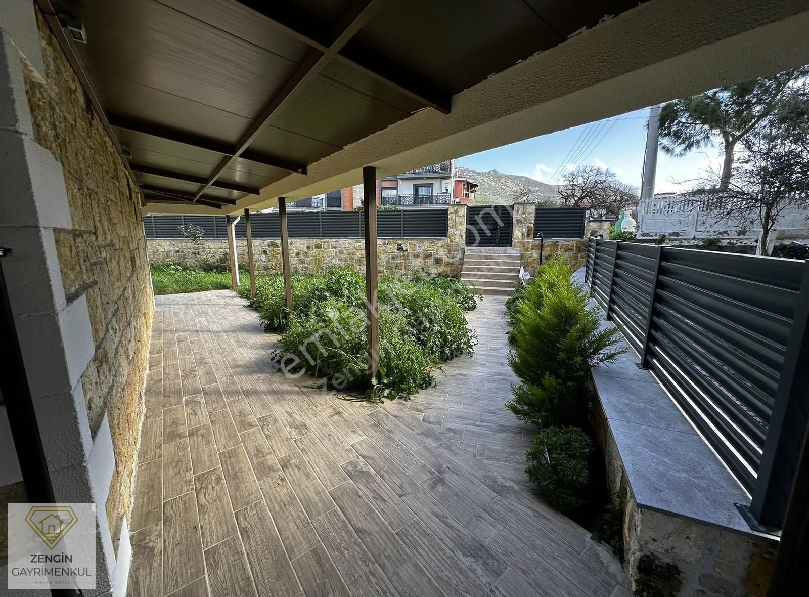 Foça'da Taşınmaya Hazır Köşe Konumlu Satılık Tripleks Villa - Görsel 33