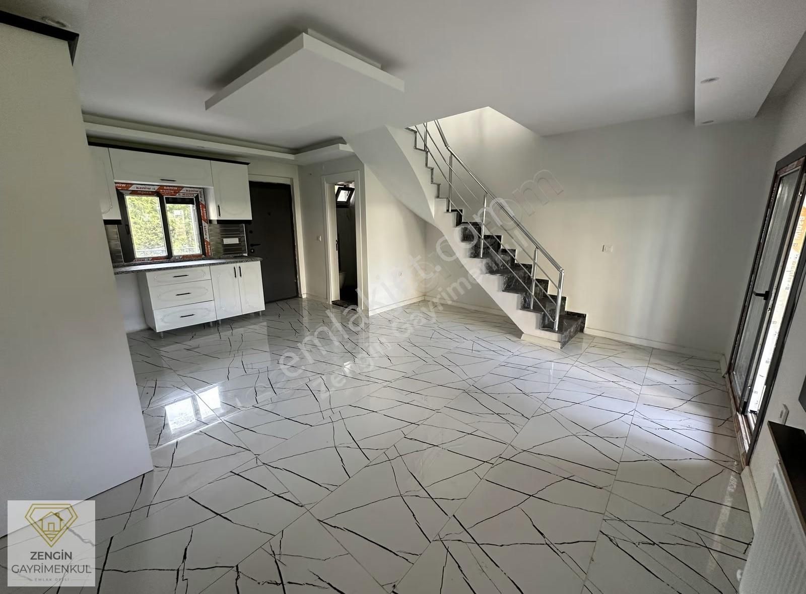 Foça'da Taşınmaya Hazır Köşe Konumlu Satılık Tripleks Villa - Görsel 17