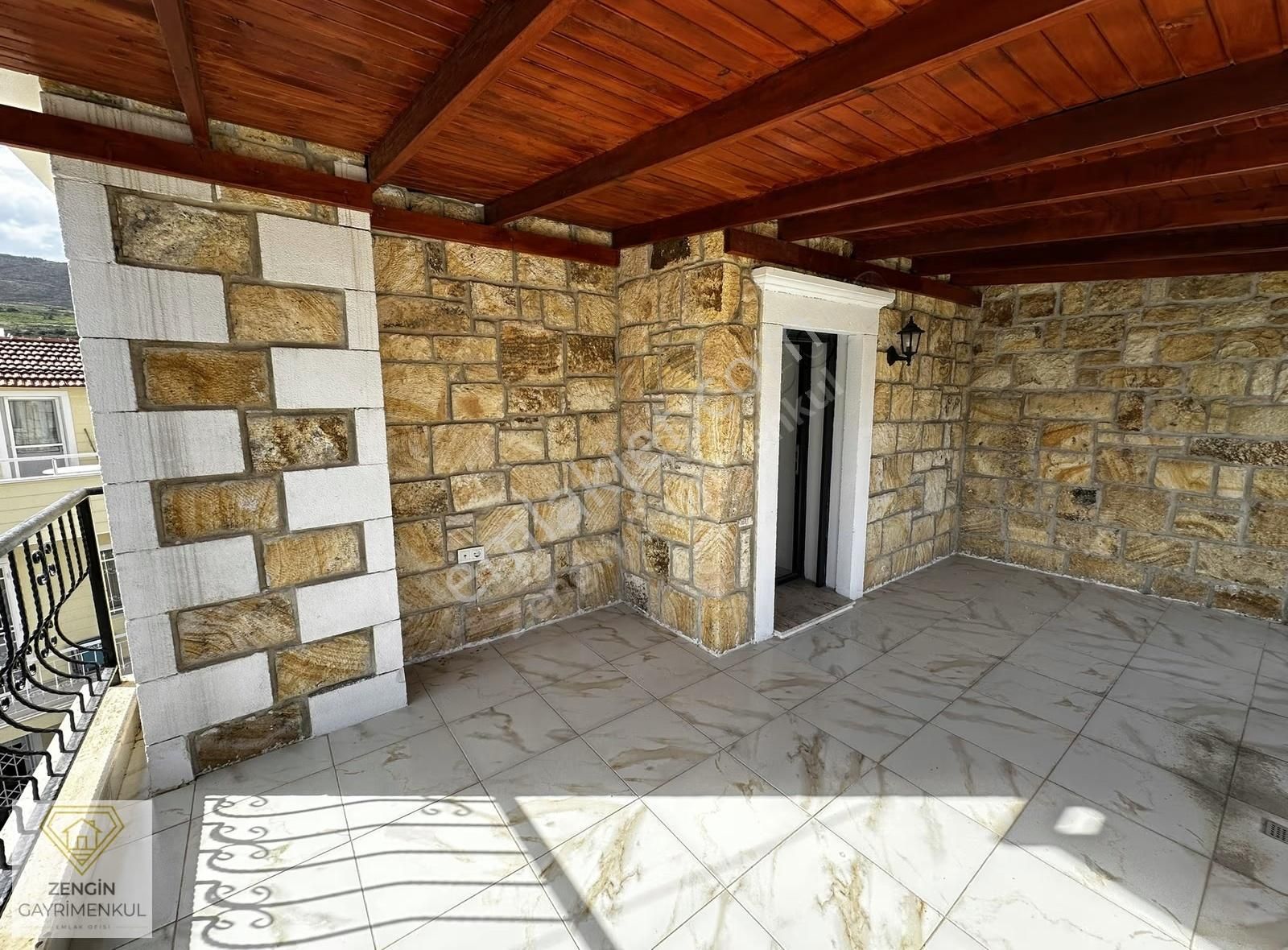 Foça'da Taşınmaya Hazır Köşe Konumlu Satılık Tripleks Villa - Görsel 10