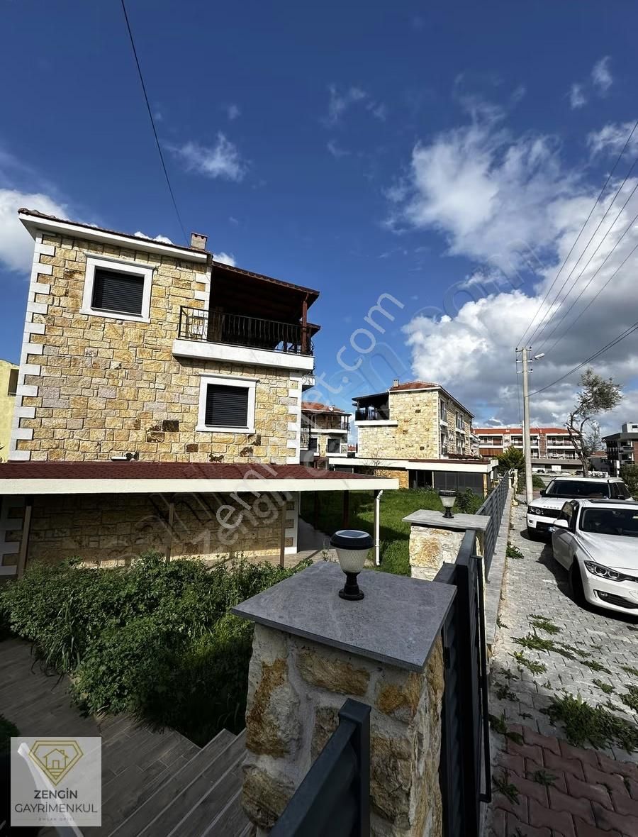 Foça'da Taşınmaya Hazır Köşe Konumlu Satılık Tripleks Villa - Görsel 8