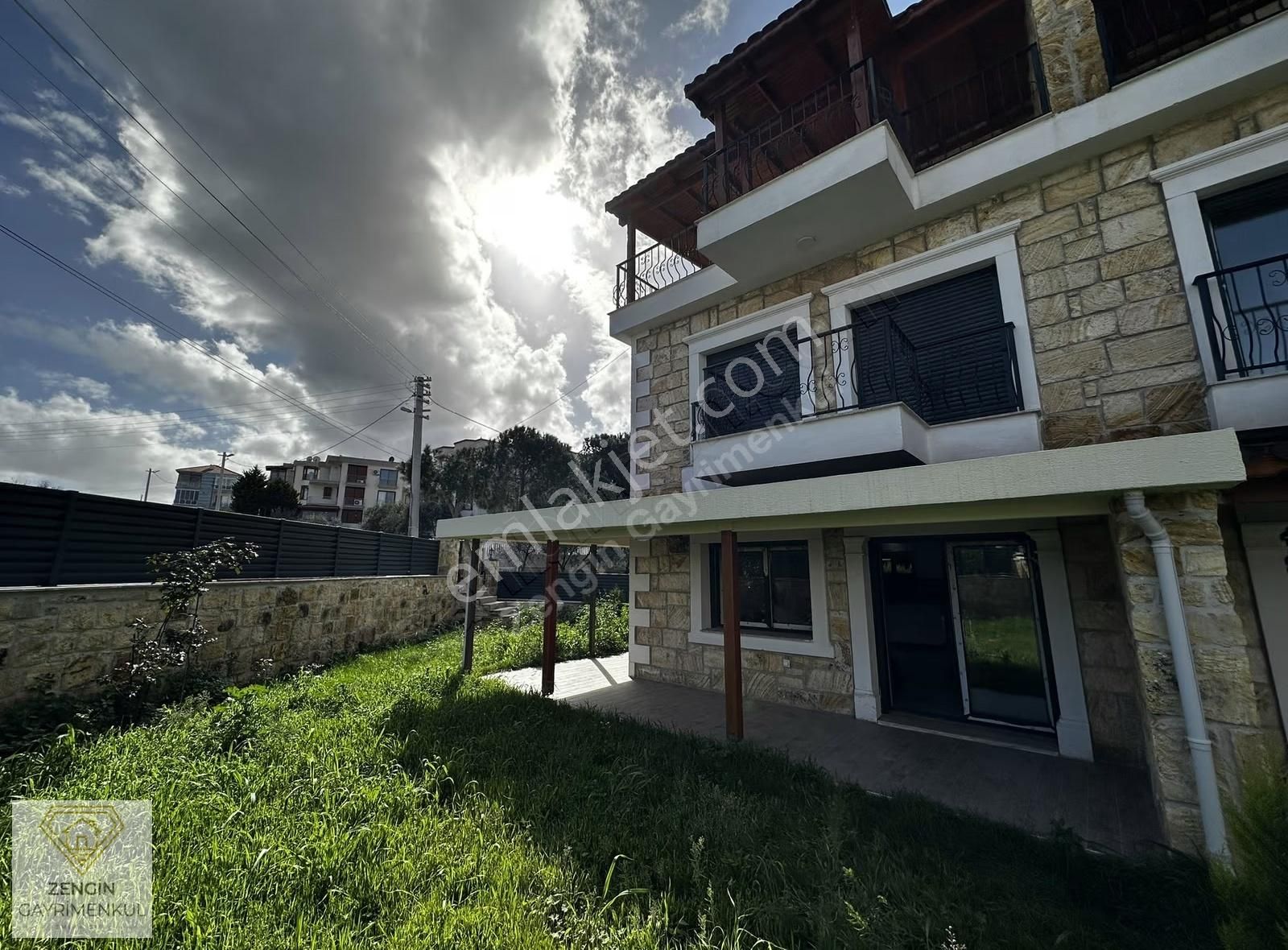 Foça'da Taşınmaya Hazır Köşe Konumlu Satılık Tripleks Villa