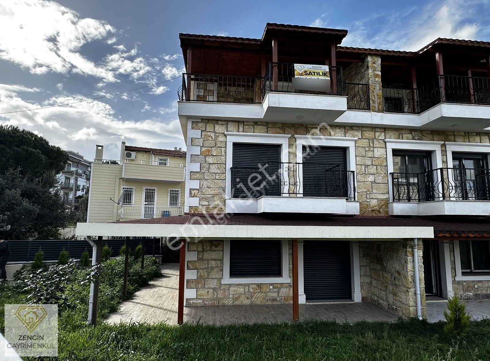 Foça'da Taşınmaya Hazır Köşe Konumlu Satılık Tripleks Villa - Görsel 31