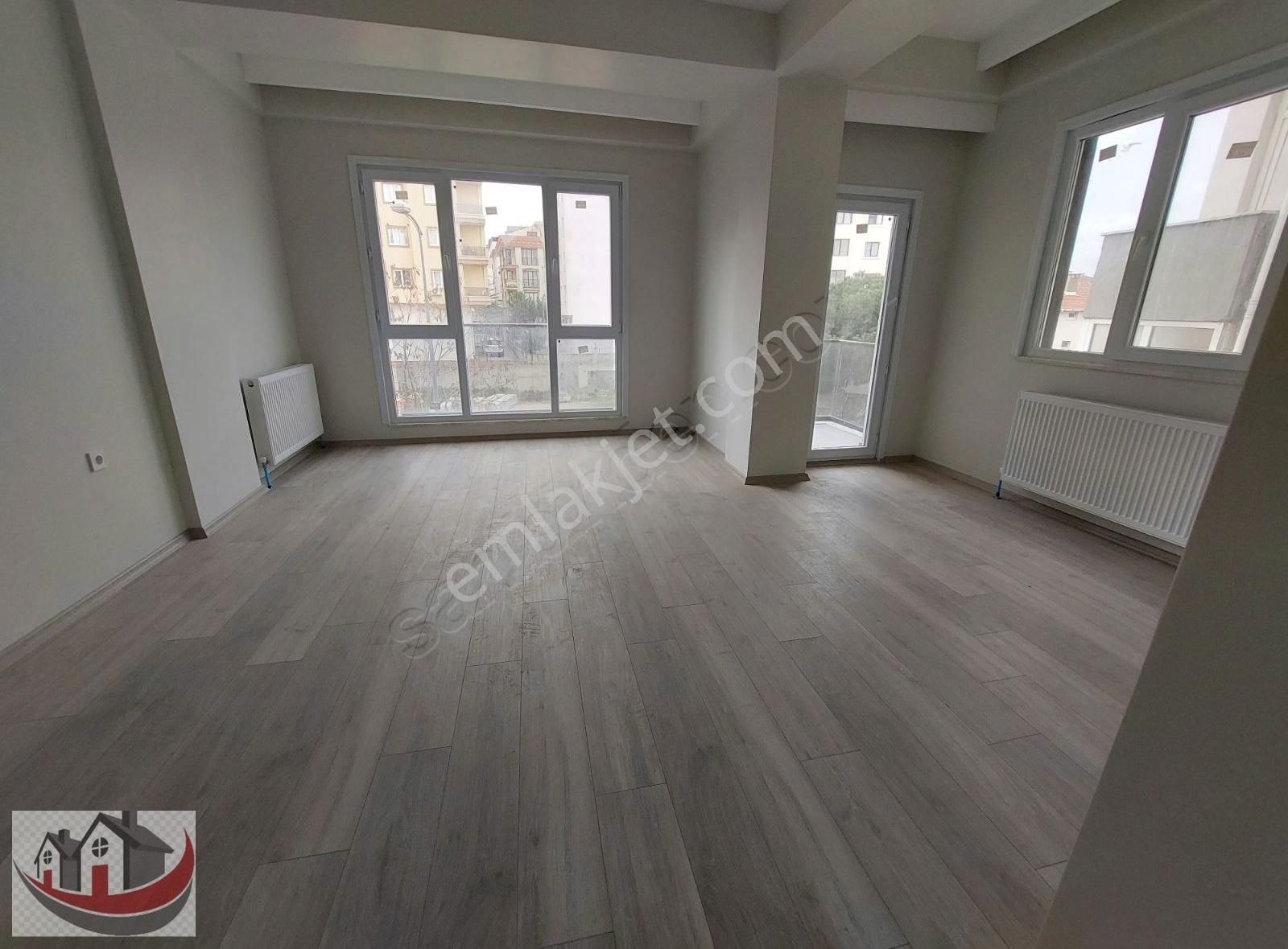 Güneyden Metroya 5 Dakika Yürüme Sıfır 2+1.85m2 Arakat Daire