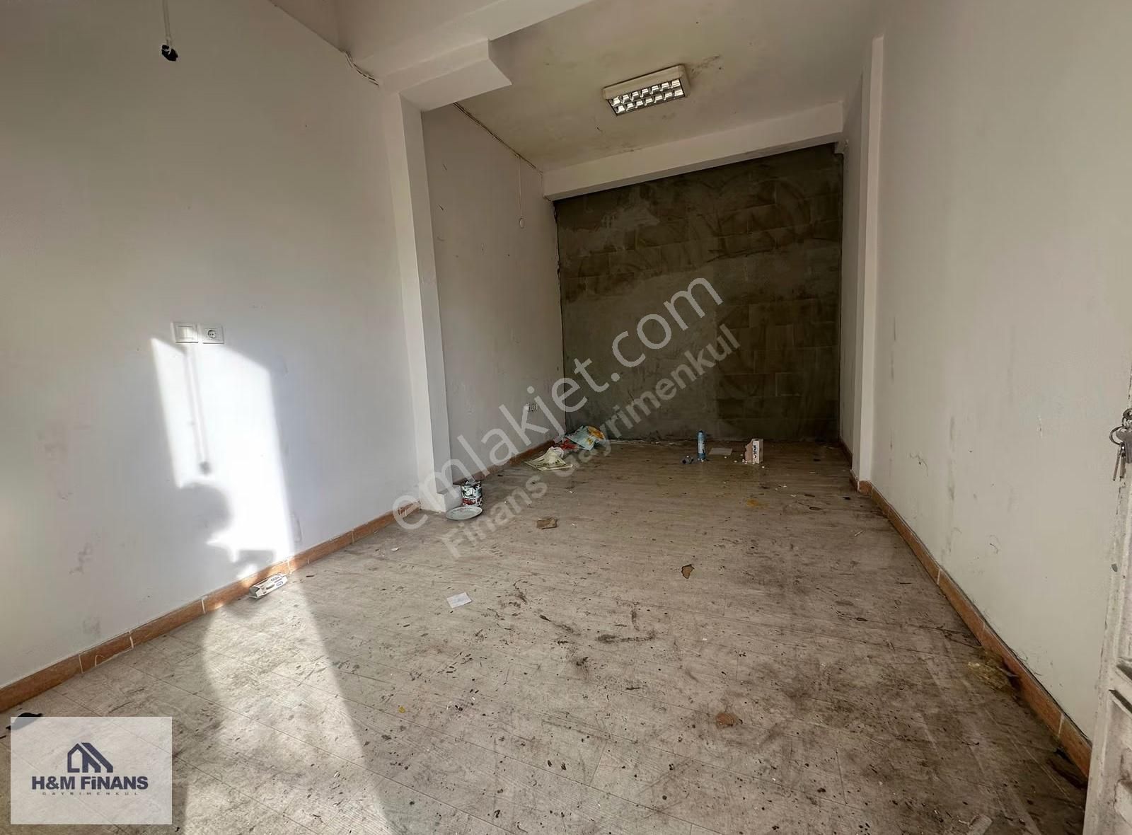 Çekmeköy Vuralkent Sitesinde Kiralık 16 M2 Dükkan