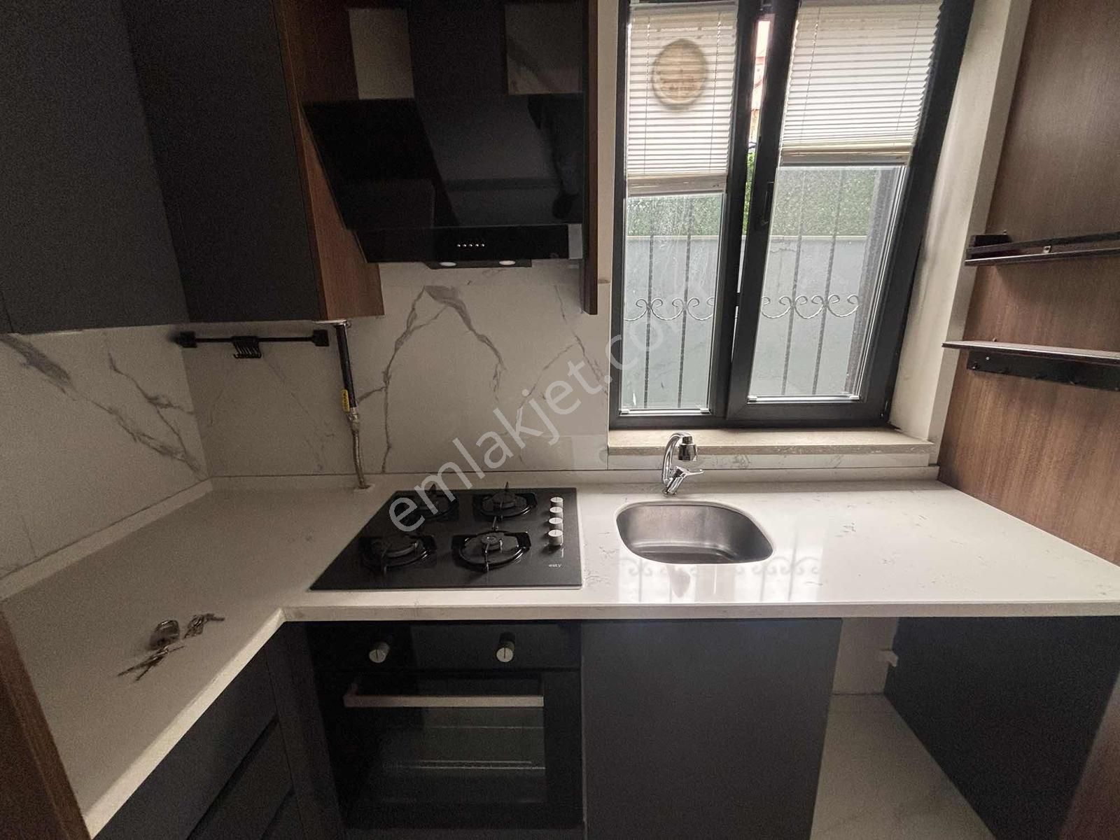 F-l Emlaktan Emaar Avm Libadiye Yakını Geniş 1+1 Yeni Bina - Görsel 3