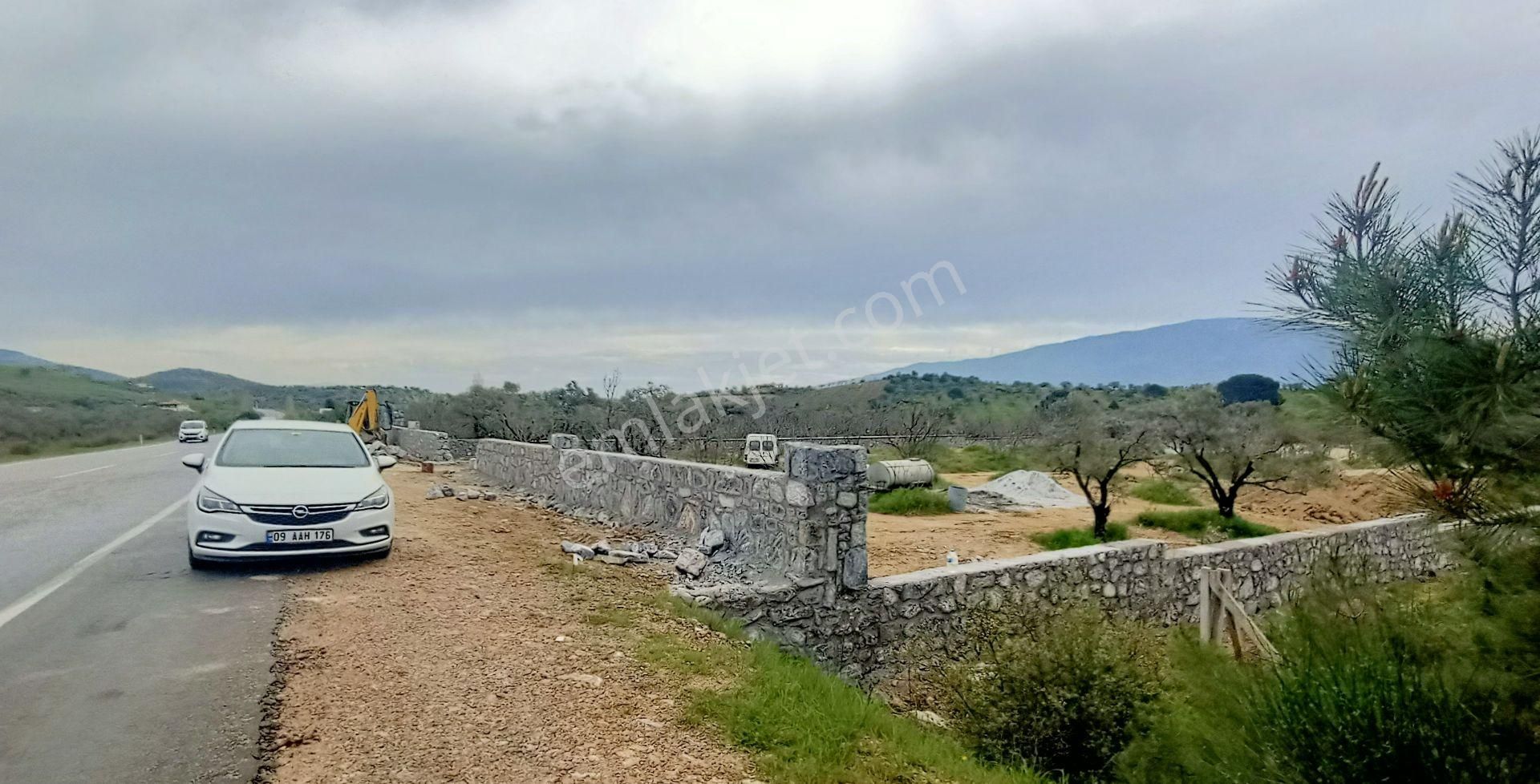Kuşadası Yeniköy Çınar Kirazlı Bölgesinde Yola Sıfır Arsa - Görsel 3