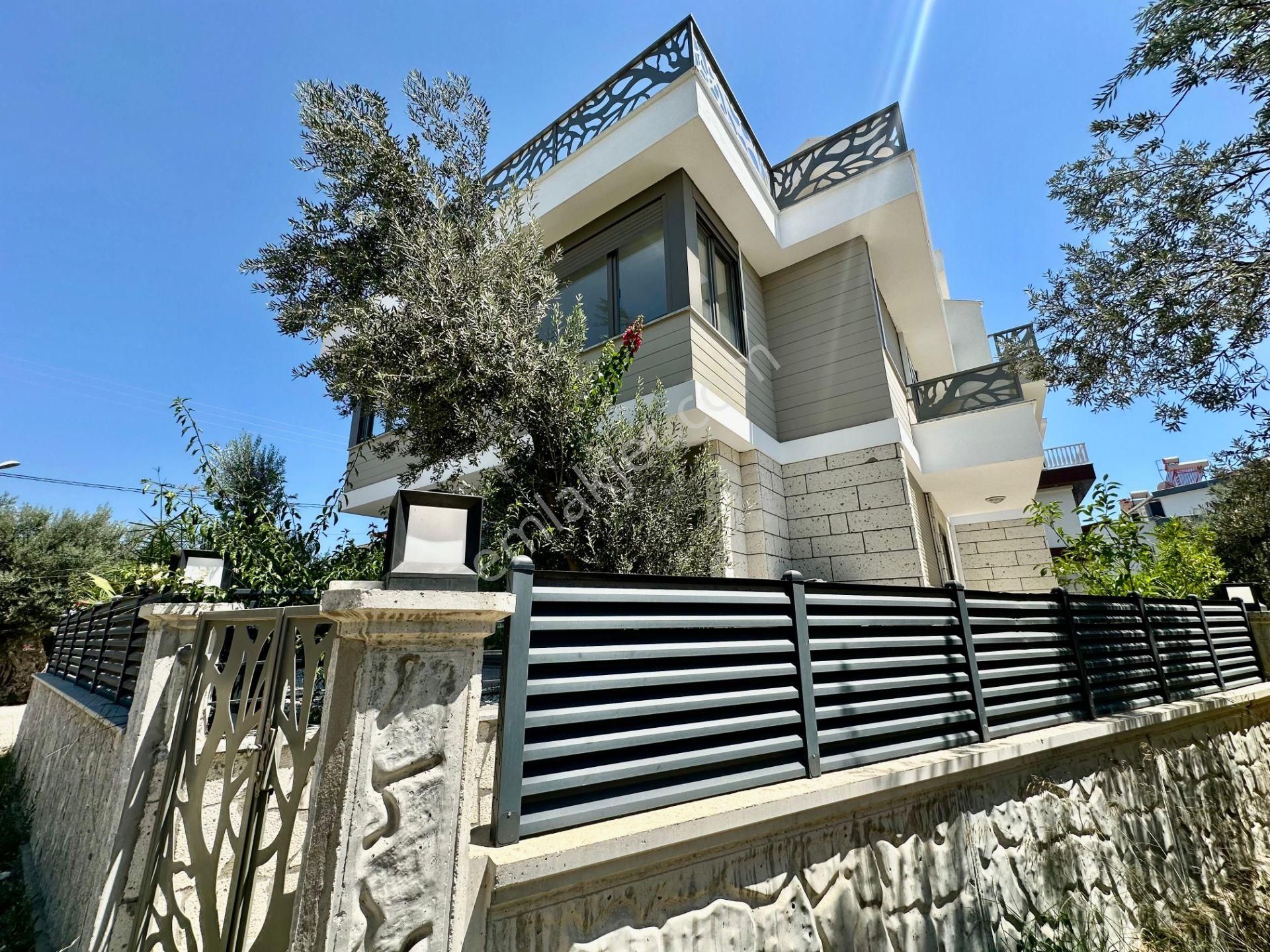 ✨akçay Ay Emlaktan✨narlı'da Yolun Altında Deniz Ve Dağ Çift Mutfak Manzaralı Teraslı 5+1 Lüks Villa