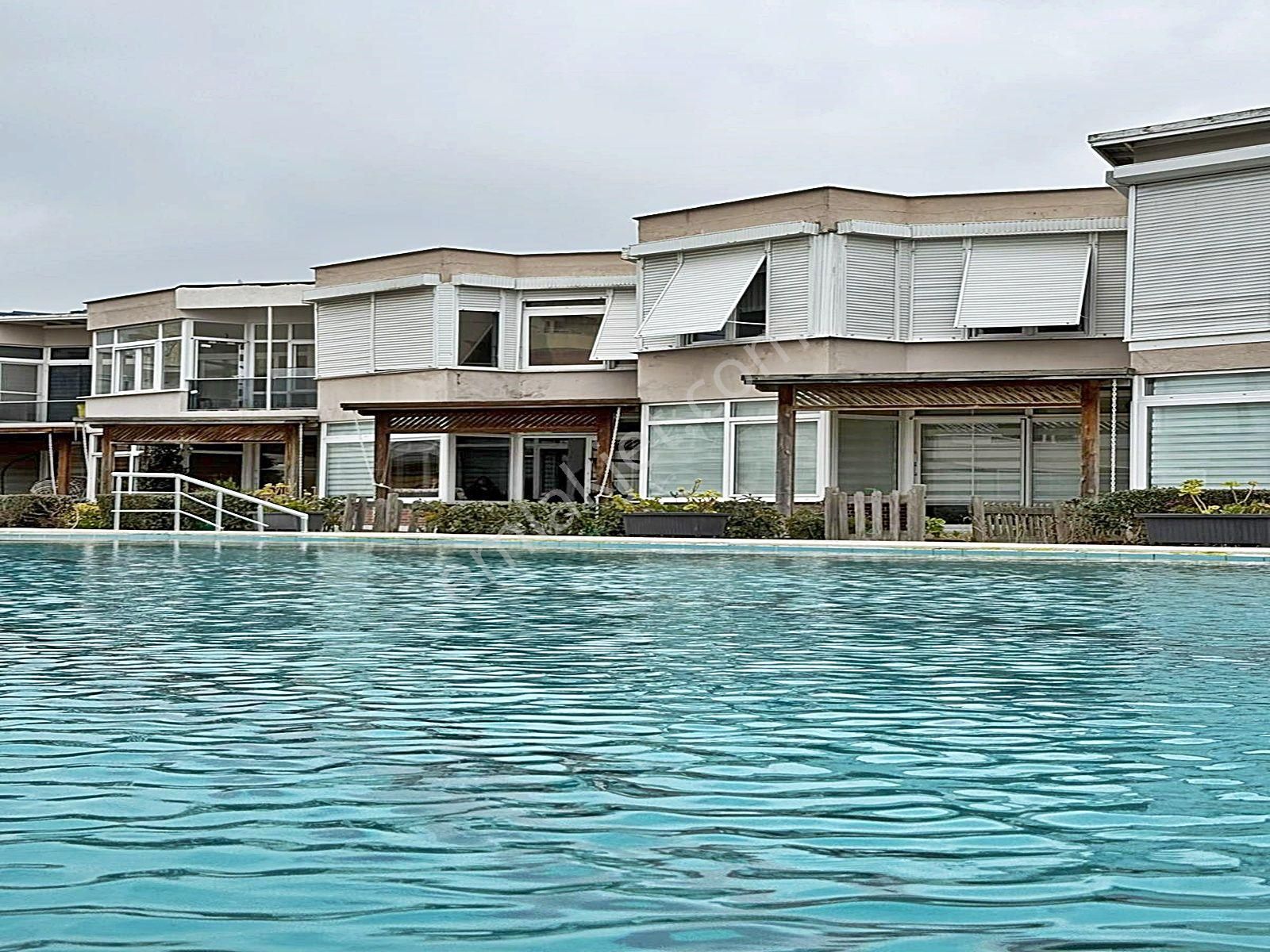 Büyükçekmece'de Denize Sıfır Eşyalı 2+1 Villa Daire !!!