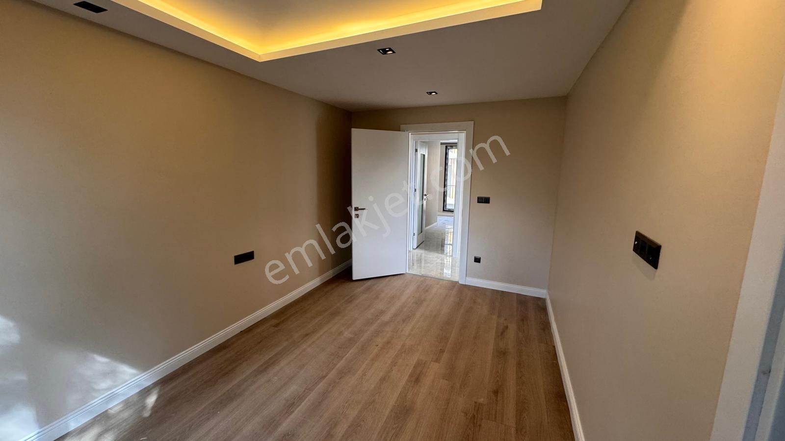 Remax Anı 'dan Çengelköy 'de Geniş Ve Ferah Satılık 4+1 Daire - Görsel 23