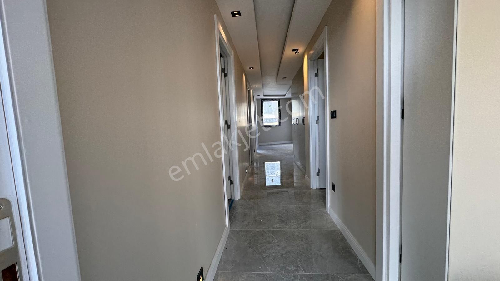 Remax Anı 'dan Çengelköy 'de Geniş Ve Ferah Satılık 4+1 Daire - Görsel 24