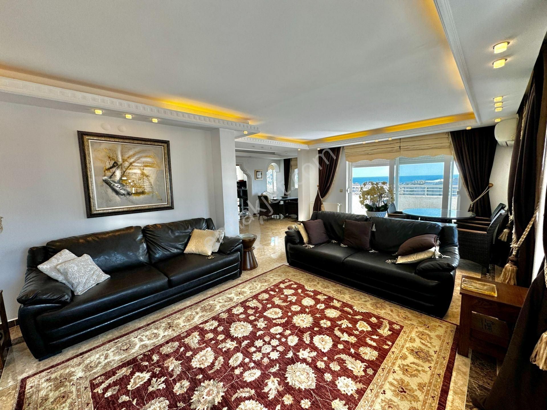 Alanya / Kleopatra’da Kale Ve Deniz Manzaralı 5+1 Satılık Daire